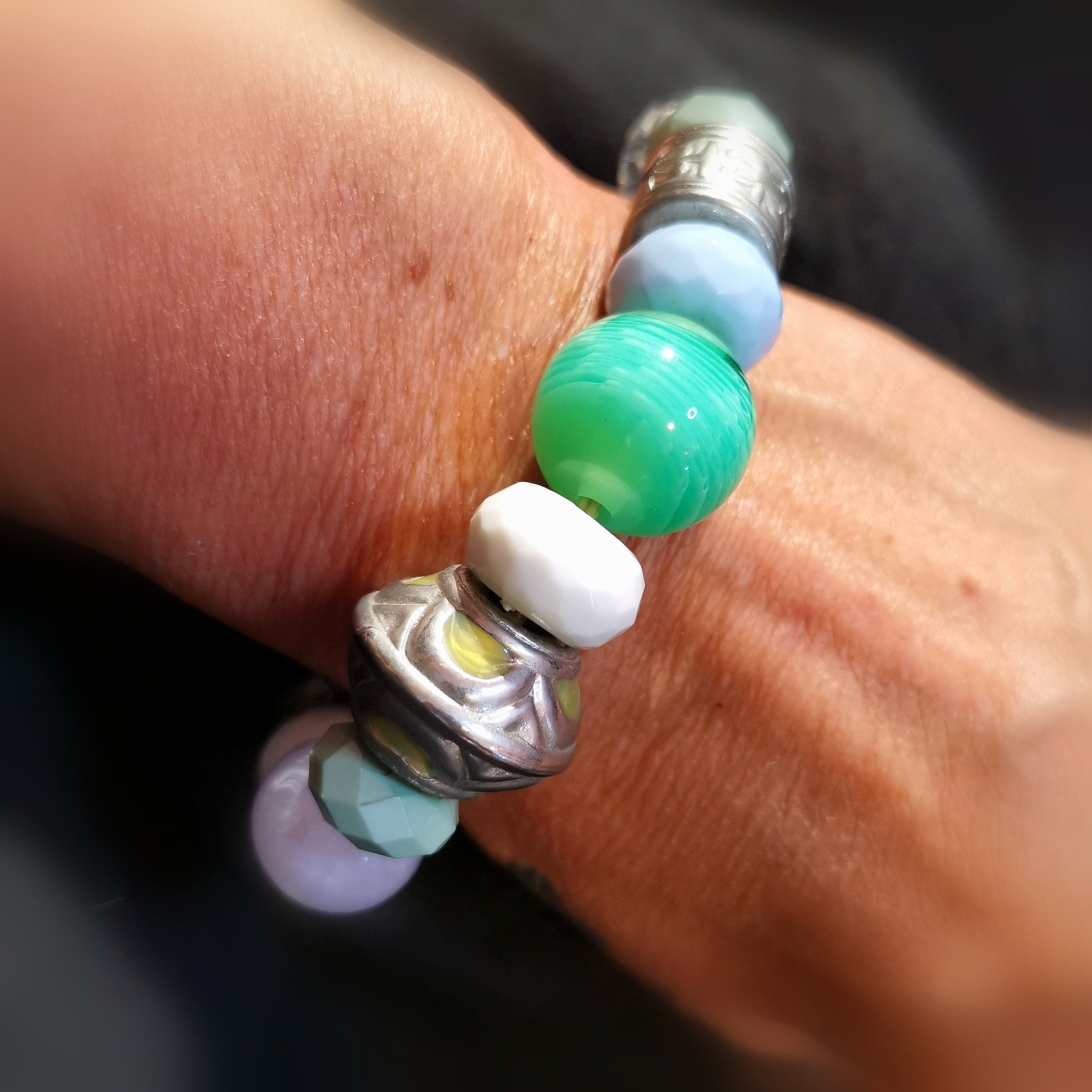 farbenfroh: Boho Armband Messing Kunststoff, üppig, Lebenslust