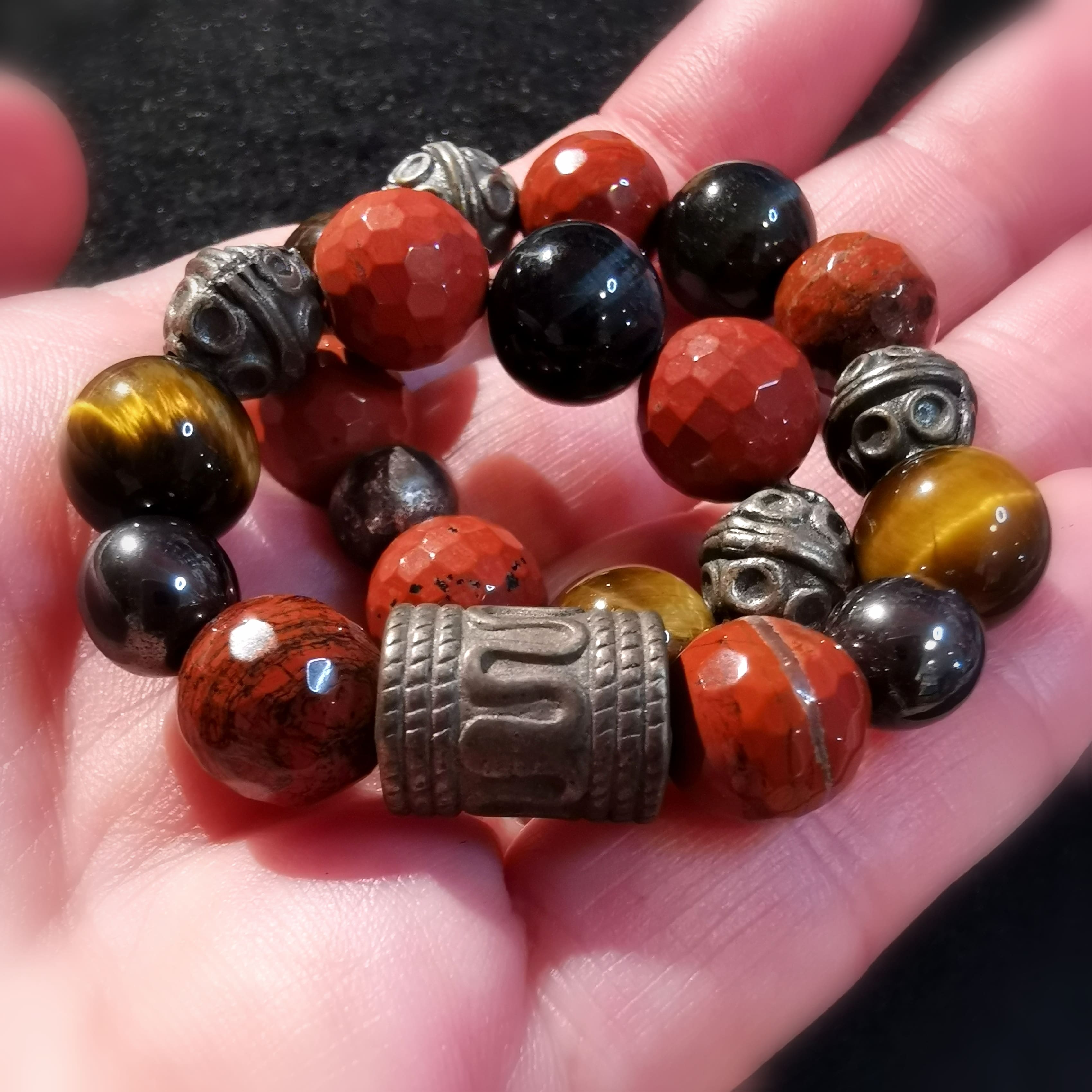 Kraftvoll: geweiht, Tigerauge Falkenauge Jaspis Karma Wurzelchakra Armband XL, Edelstein und Messing