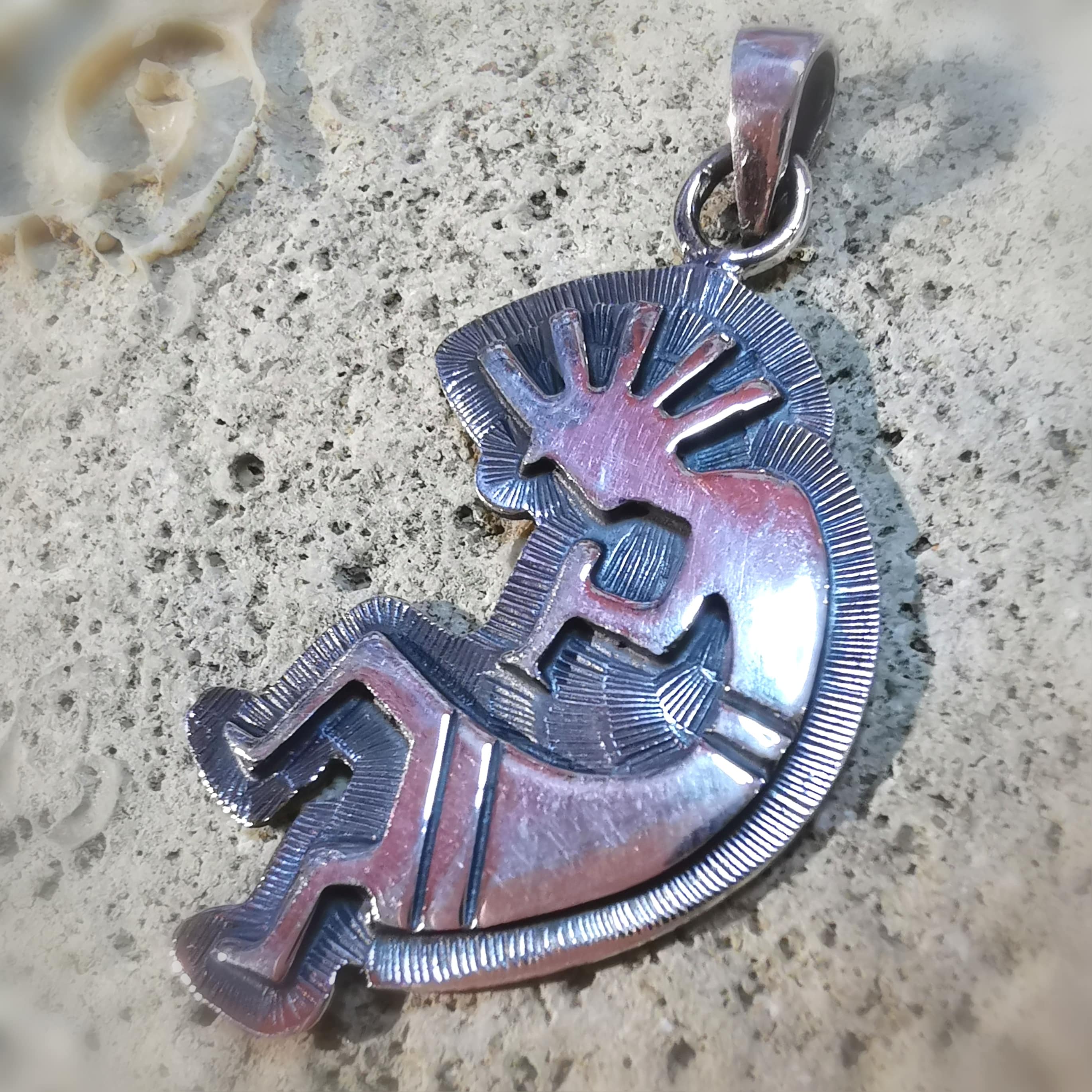 Kokopelli Sterlingsilber Talisman Anhänger, Symbol Karma Schmuck, geweiht, Lebensfreude und Freiheit