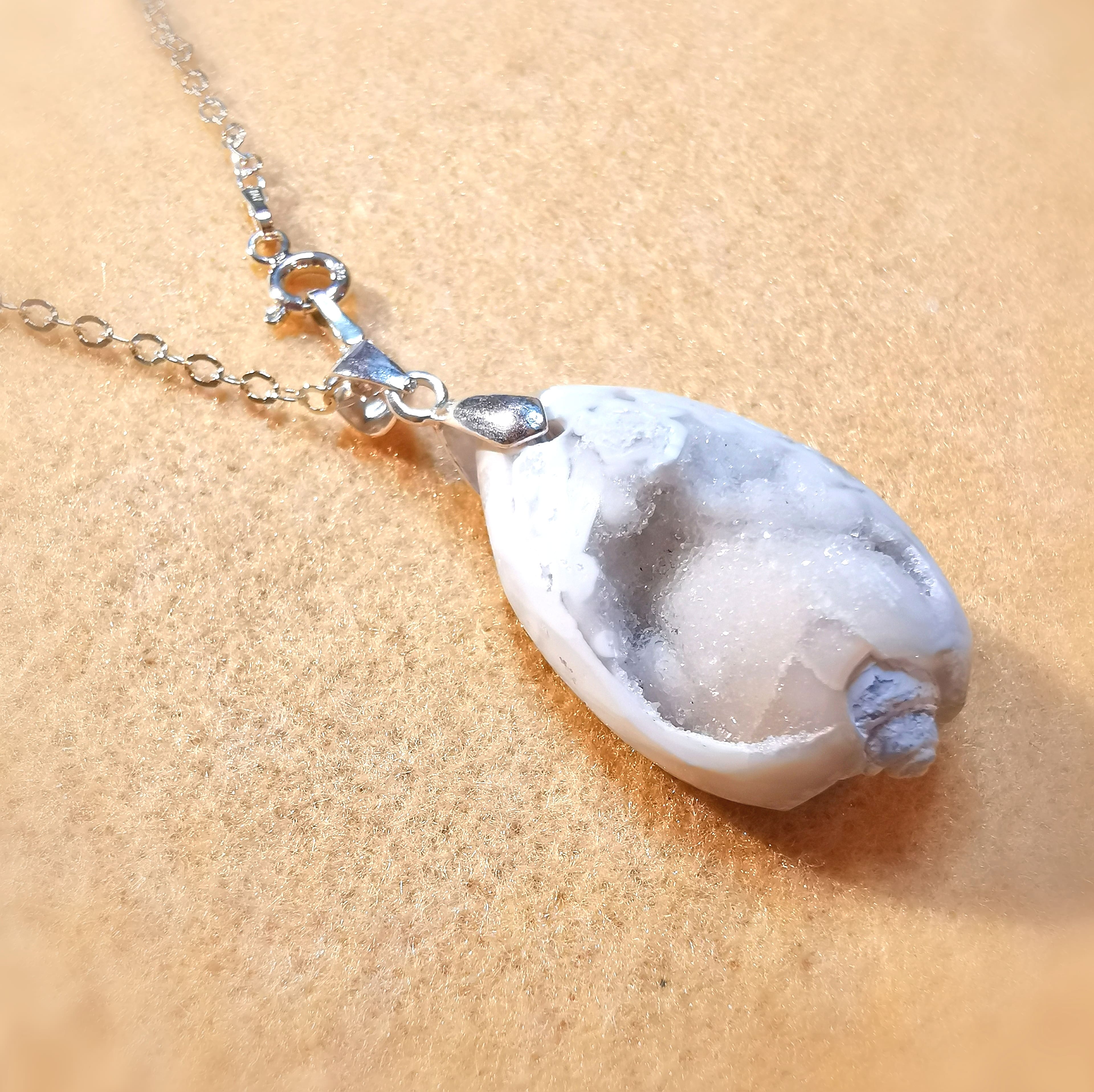 Collar de karma con drusa de ágata geoda de la suerte: consagrado para fortalecer el aura y la claridad interior.