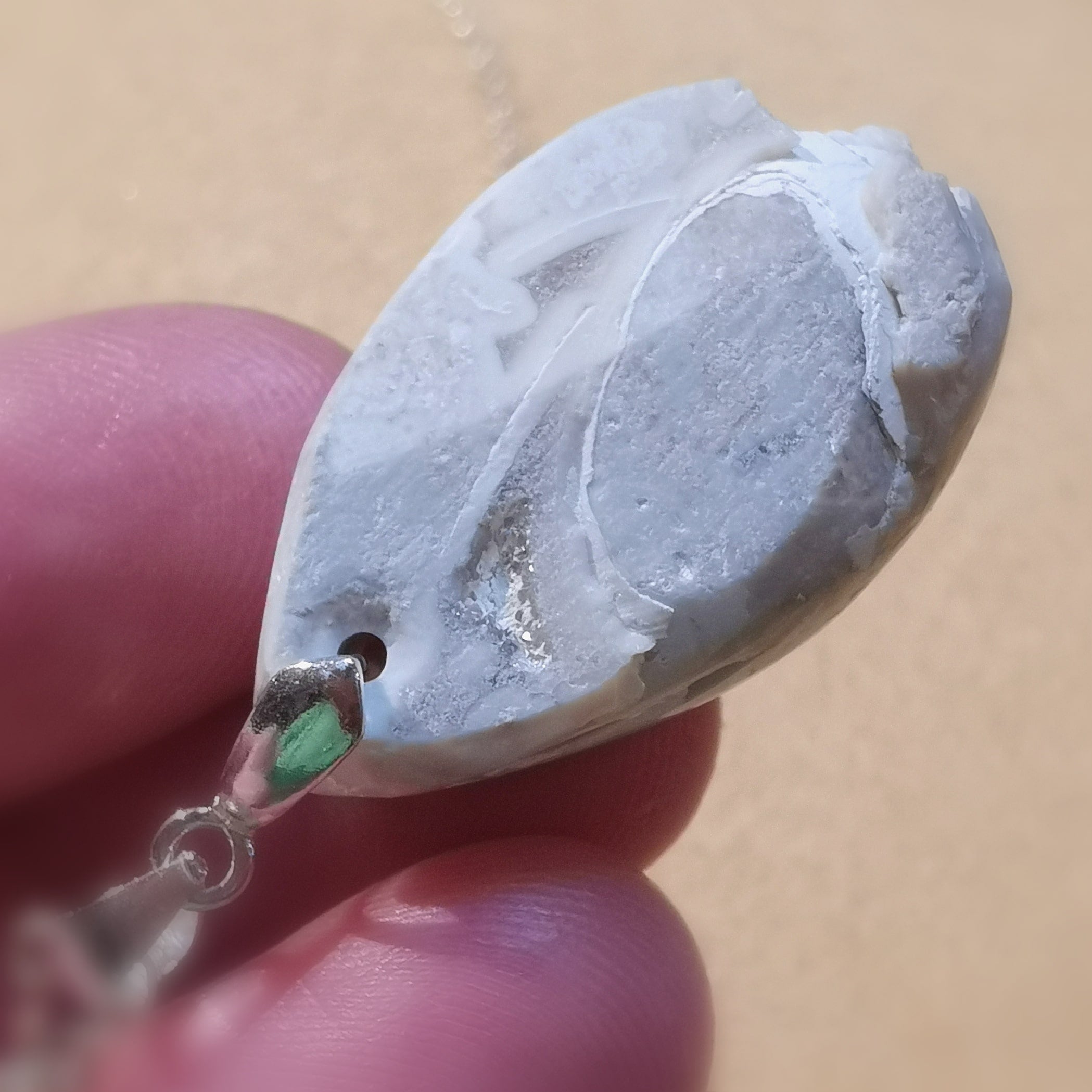 Collar de karma con drusa de ágata geoda de la suerte: consagrado para fortalecer el aura y la claridad interior.