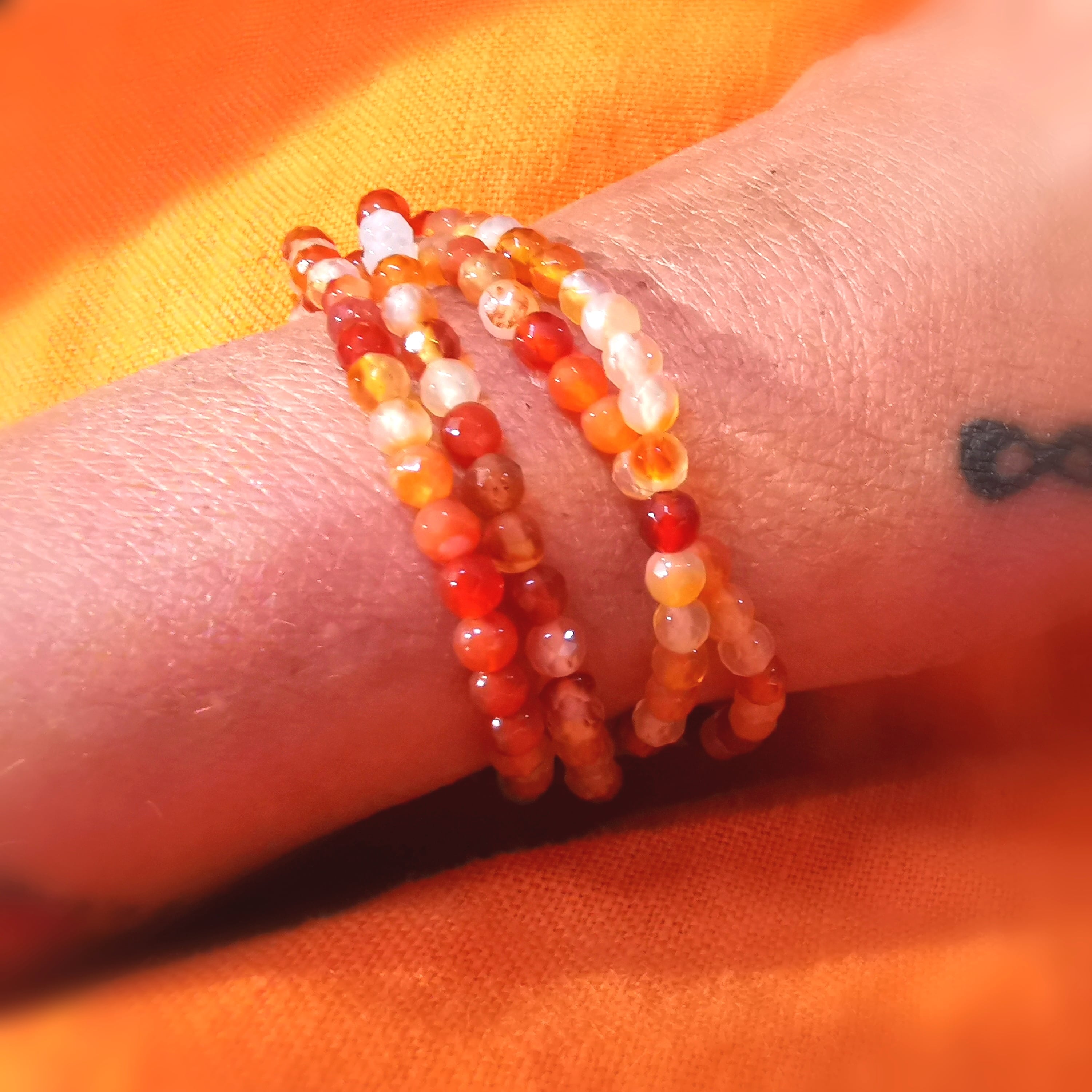 Carneol Glücksachat Edelstein Heilstein Schmuck Armband 4 mm, Karmaschmuck für Mut zur Freude