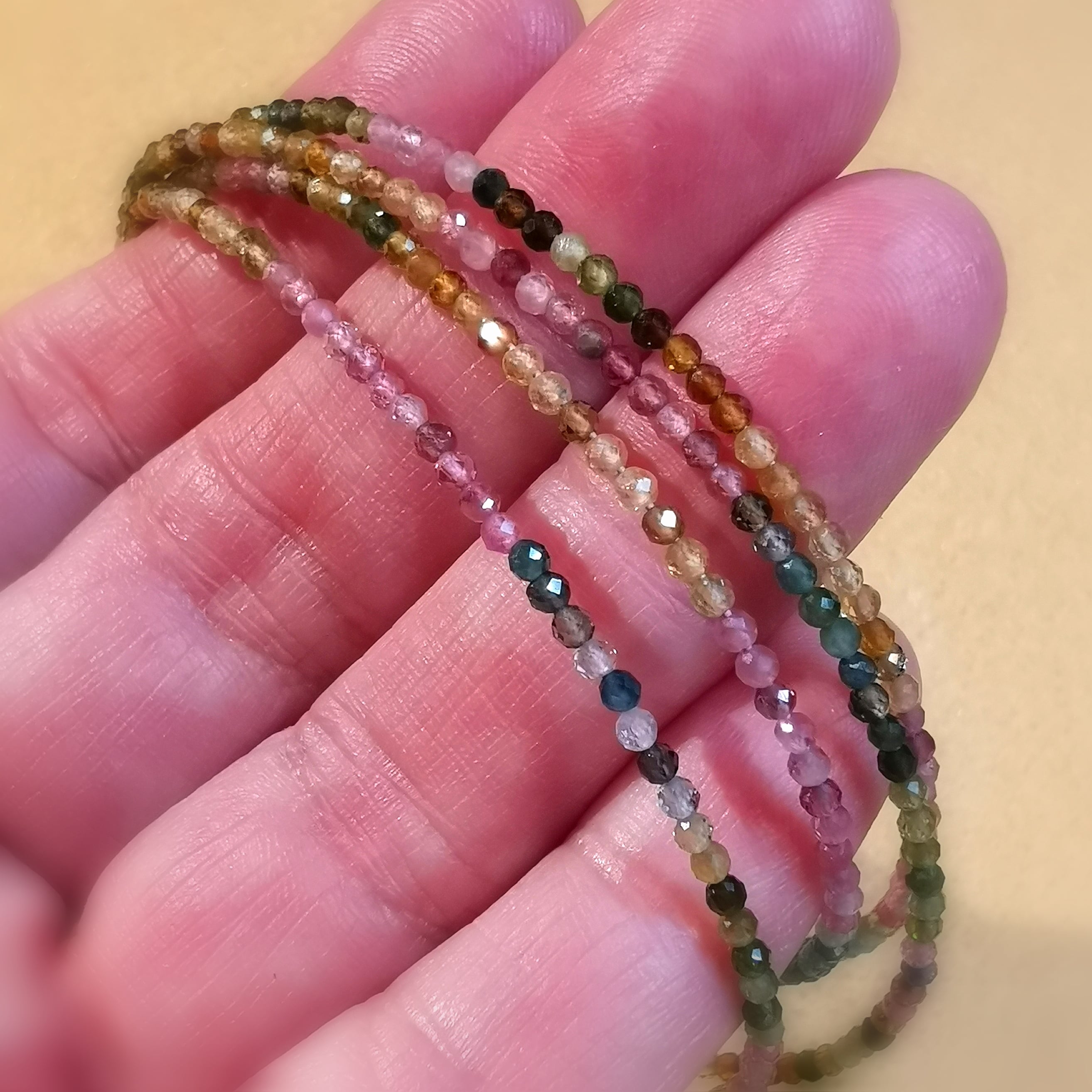 Turmalin bunt, AA Edelstein Heilstein Kette bicolor, facettiert, 2 mm, geweiht, Aura Schutz, Lebensfreude und Energie