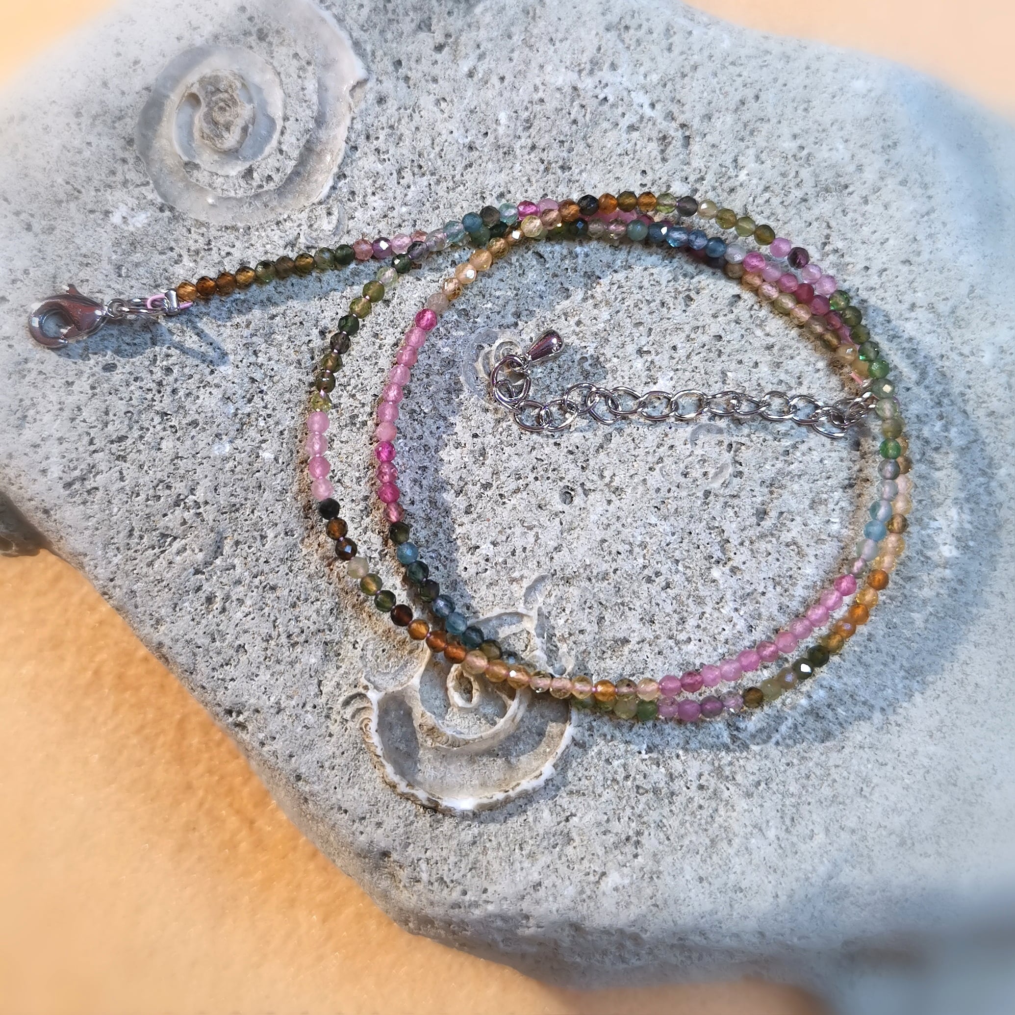 Turmalin bunt, AA Edelstein Heilstein Kette bicolor, facettiert, 2 mm, geweiht, Aura Schutz, Lebensfreude und Energie