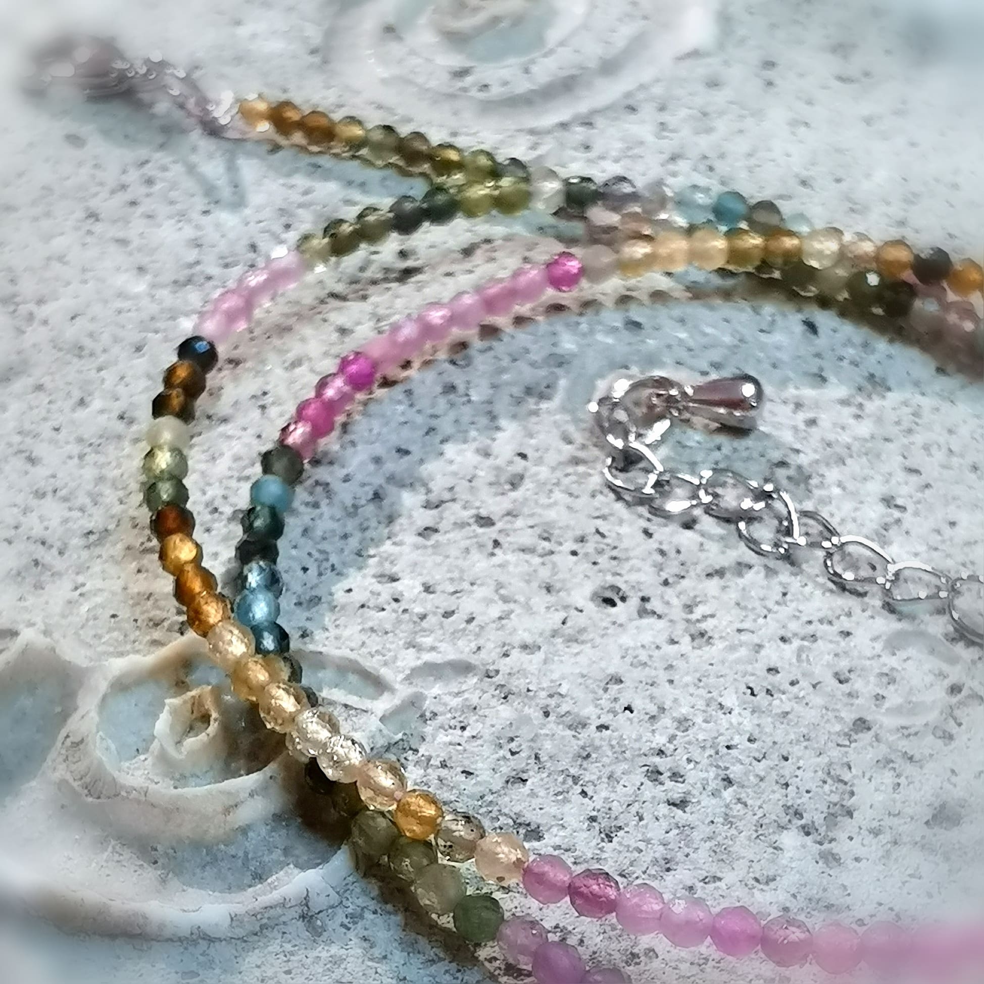 Turmalin bunt, AA Edelstein Heilstein Kette bicolor, facettiert, 2 mm, geweiht, Aura Schutz, Lebensfreude und EnergieTurmalin bunt, AA Edelstein Heilstein Kette bicolor, facettiert, 2 mm, geweiht, Aura Schutz, Lebensfreude und Energie