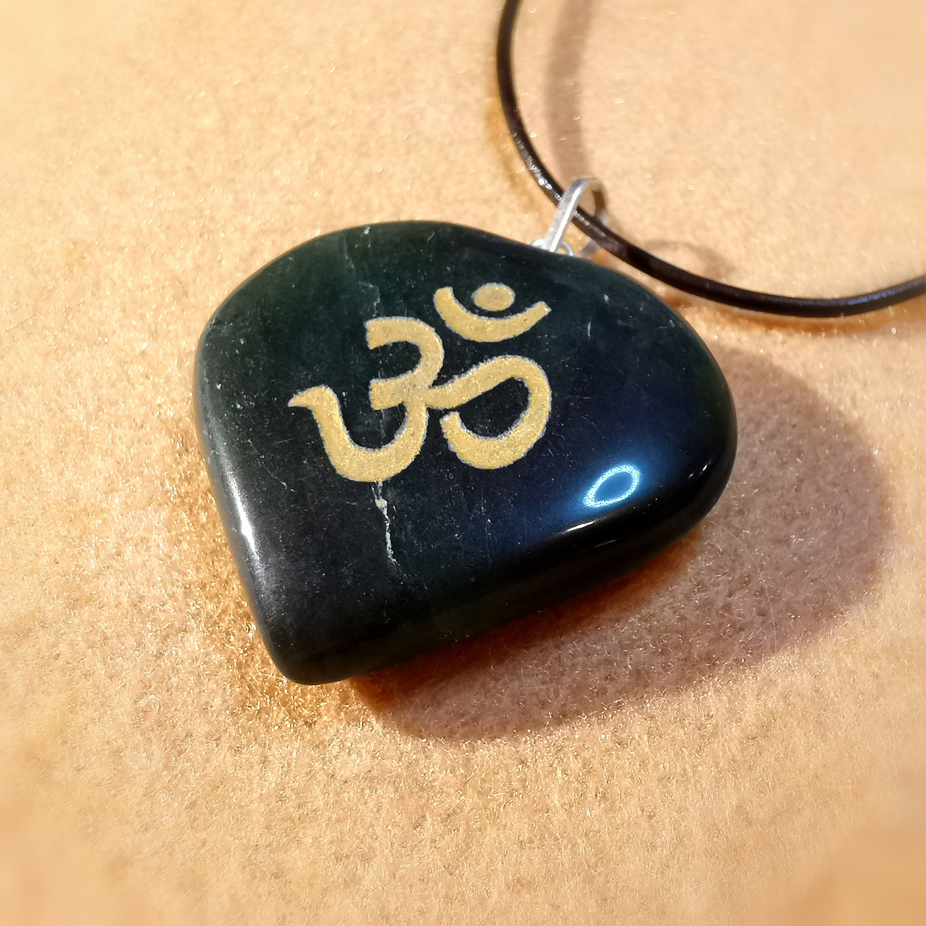 OM Symbol Nephrit Jade Edelstein Heilstein Herz Chakra Karma Kette, allumfassende Liebe, Hüter des Herzens