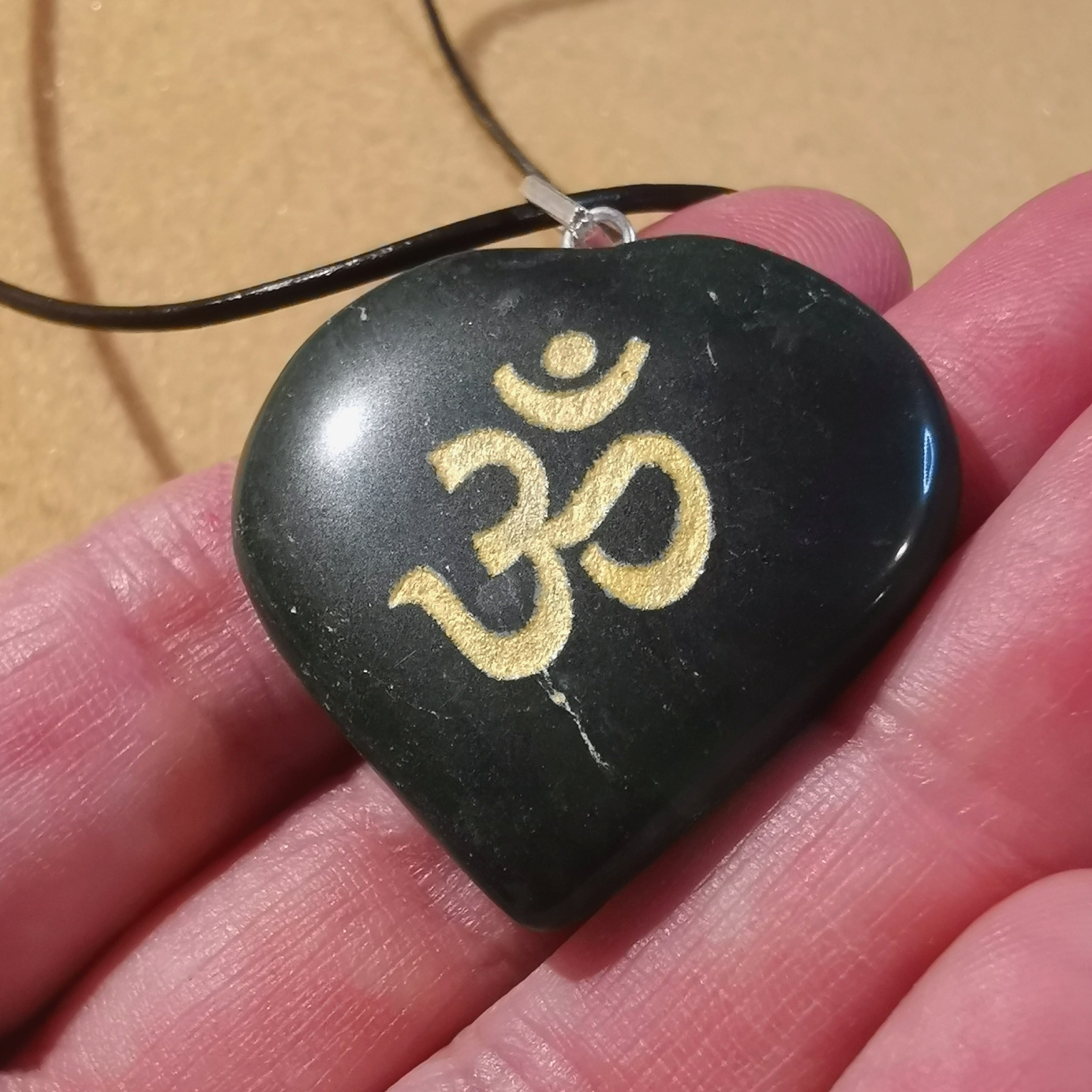 OM Symbol Nephrit Jade Edelstein Heilstein Herz Chakra Karma Kette, allumfassende Liebe, Hüter des Herzens