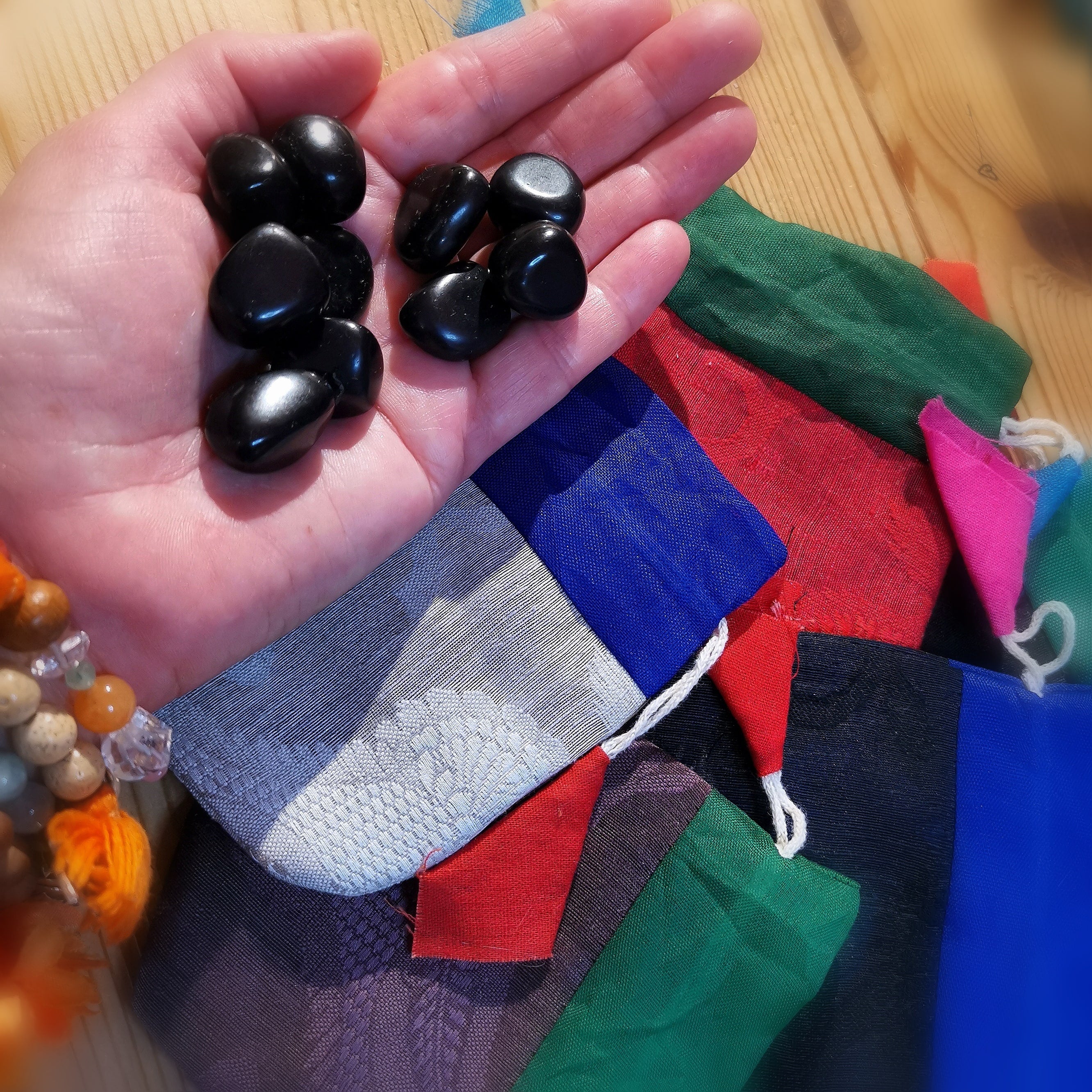 Schungit Lebensenergie Heilstein 2er Set schwarz, Trommelstein Handschmeichler, zur Meditation, Schutz