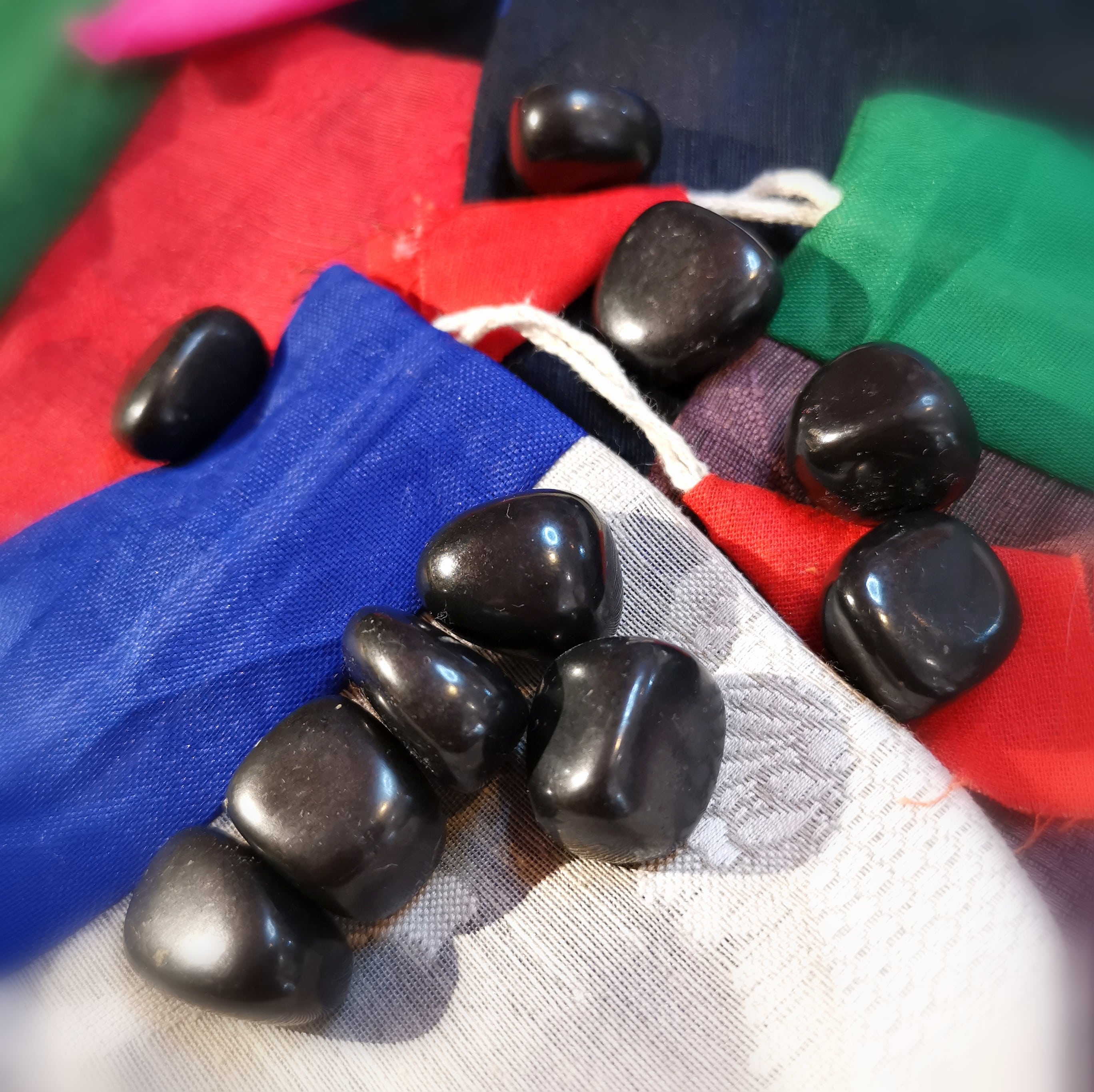 Schungit Lebensenergie Heilstein 2er Set schwarz, Trommelstein Handschmeichler, zur Meditation, Schutz
