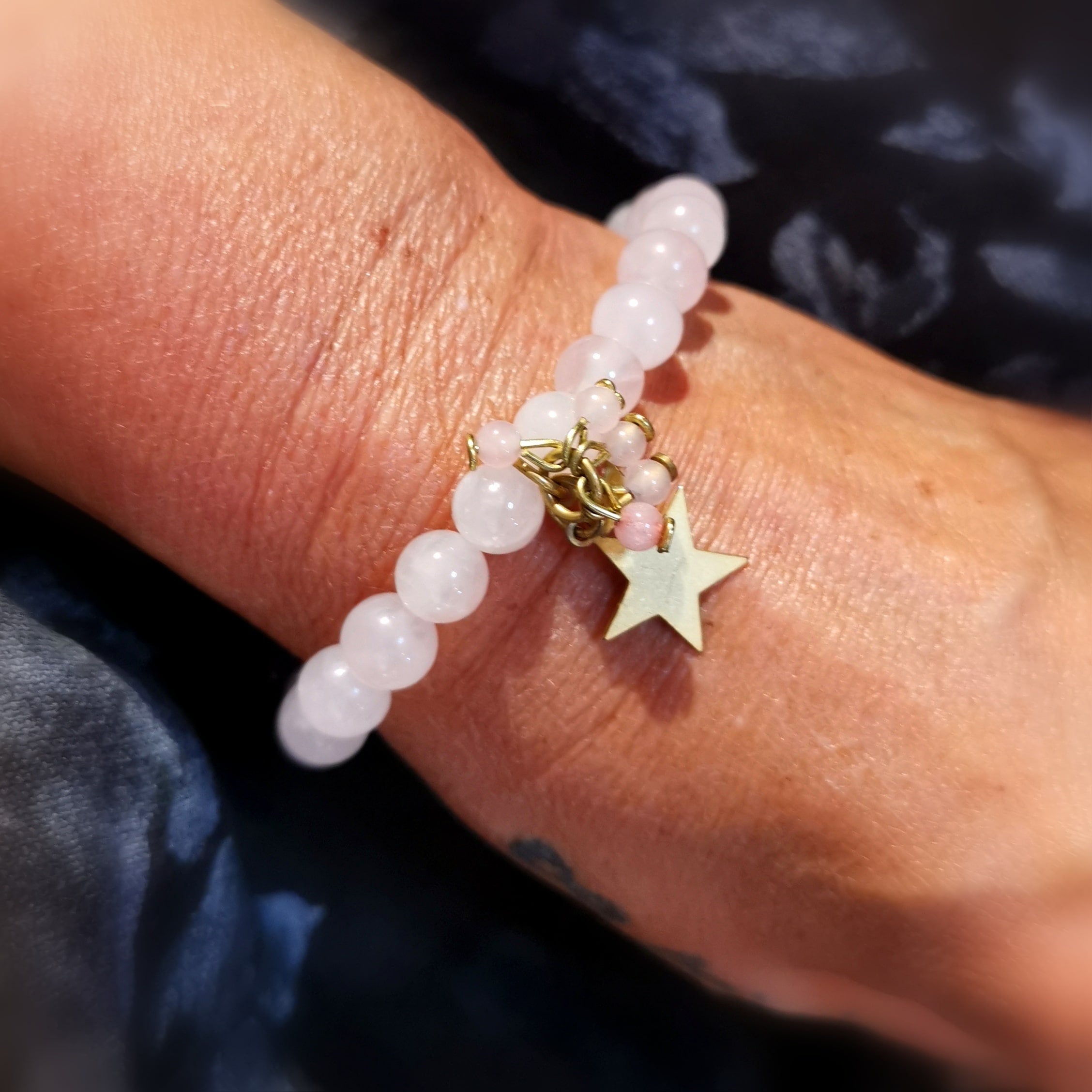 Boho Rosenquarz Glücksstern Karma Armband rose gold farben, Chakra Heilsteine geweiht, Liebe zum Leben