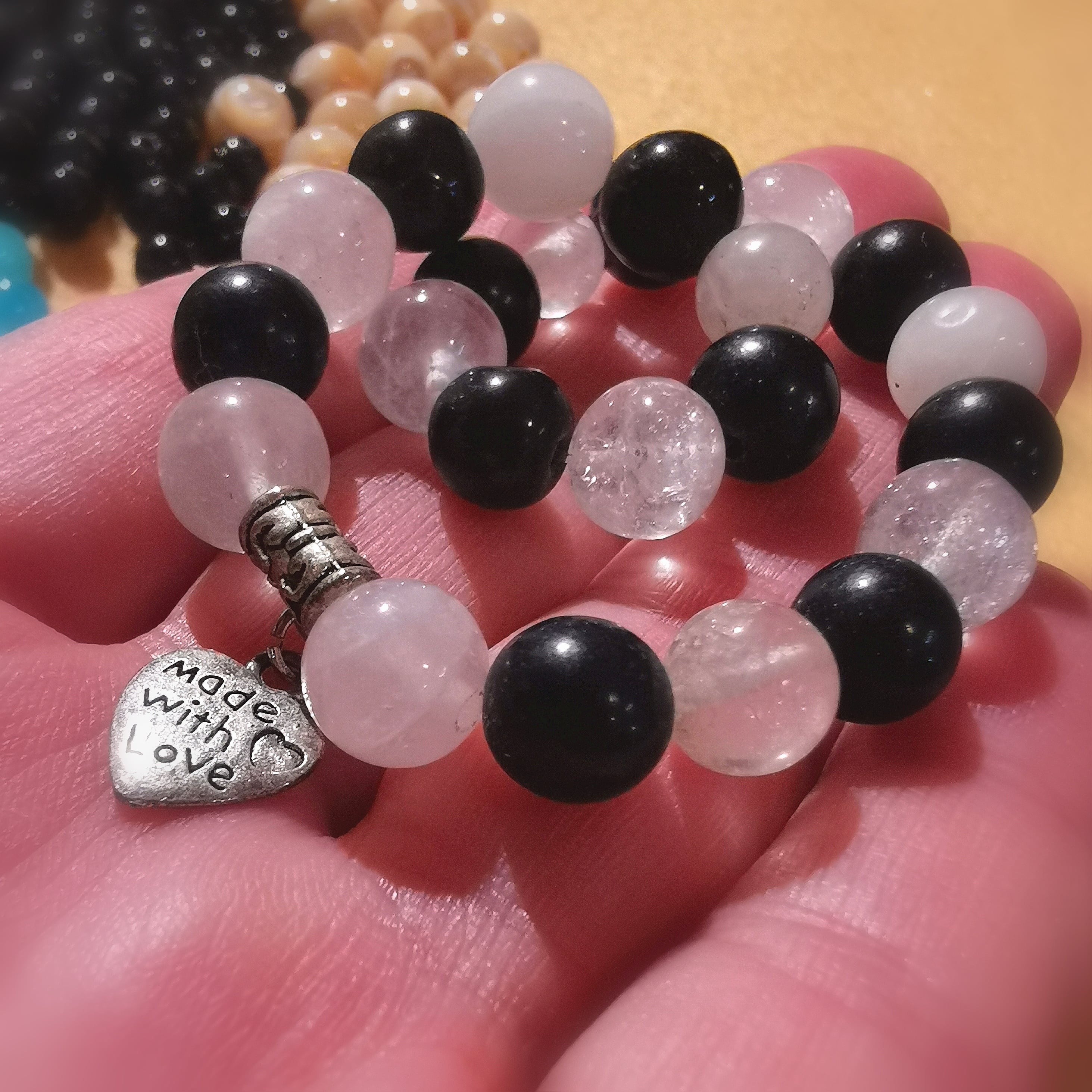 Onyx Bergkristall weisser Achat Rosenquarz Karma Hippie Armband, Edelstein Chakra Talisman, mit Liebe