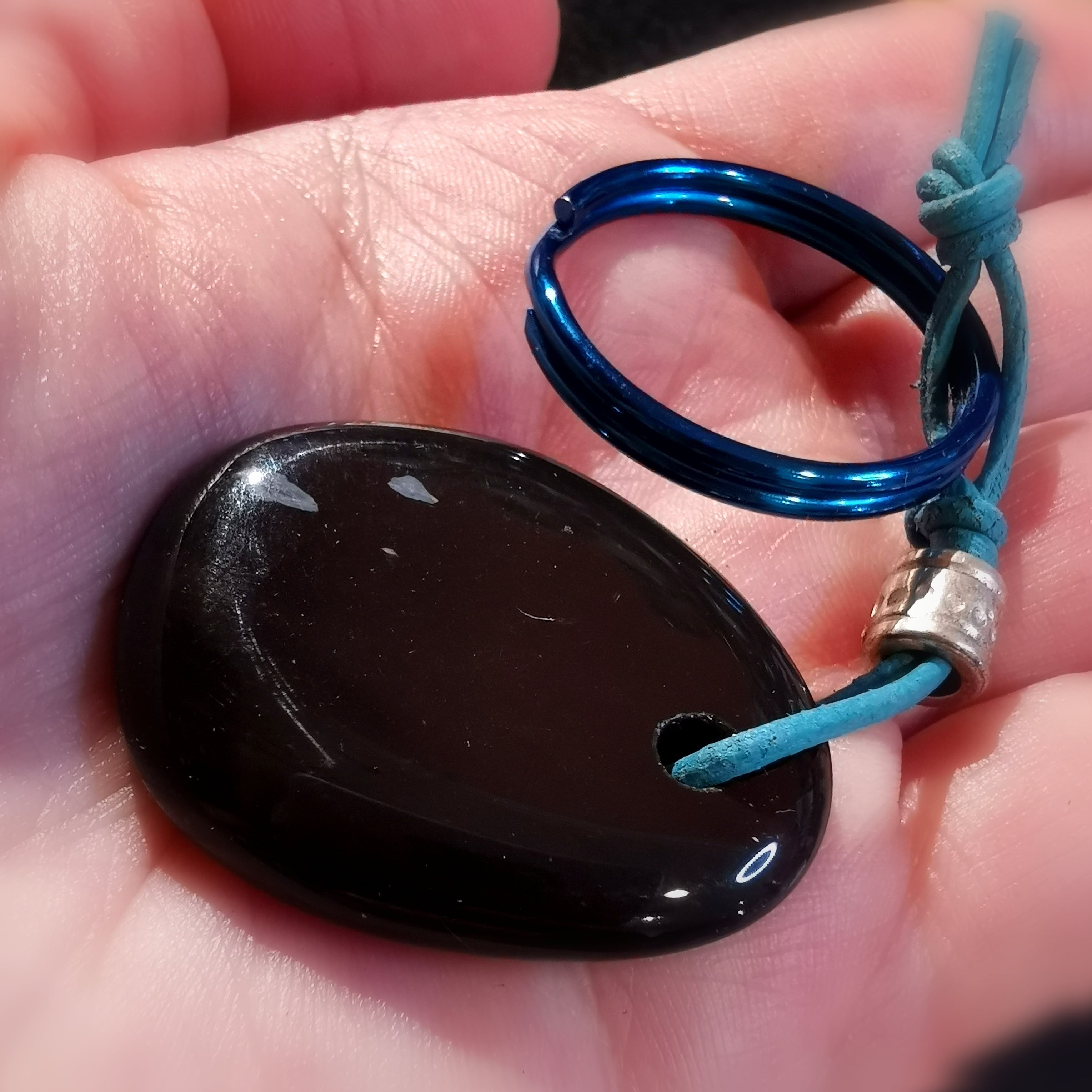 Schneeflocken Obsidian Schlüsselanhänger, Edelstein Leder Charm, geweiht, Schutz und Vertrauen
