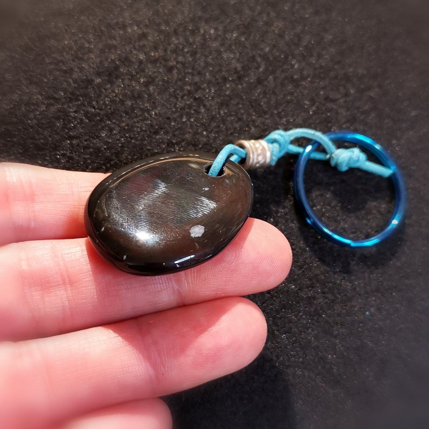 Schneeflocken Obsidian Schlüsselanhänger, Edelstein Leder Charm, geweiht, Schutz und Vertrauen