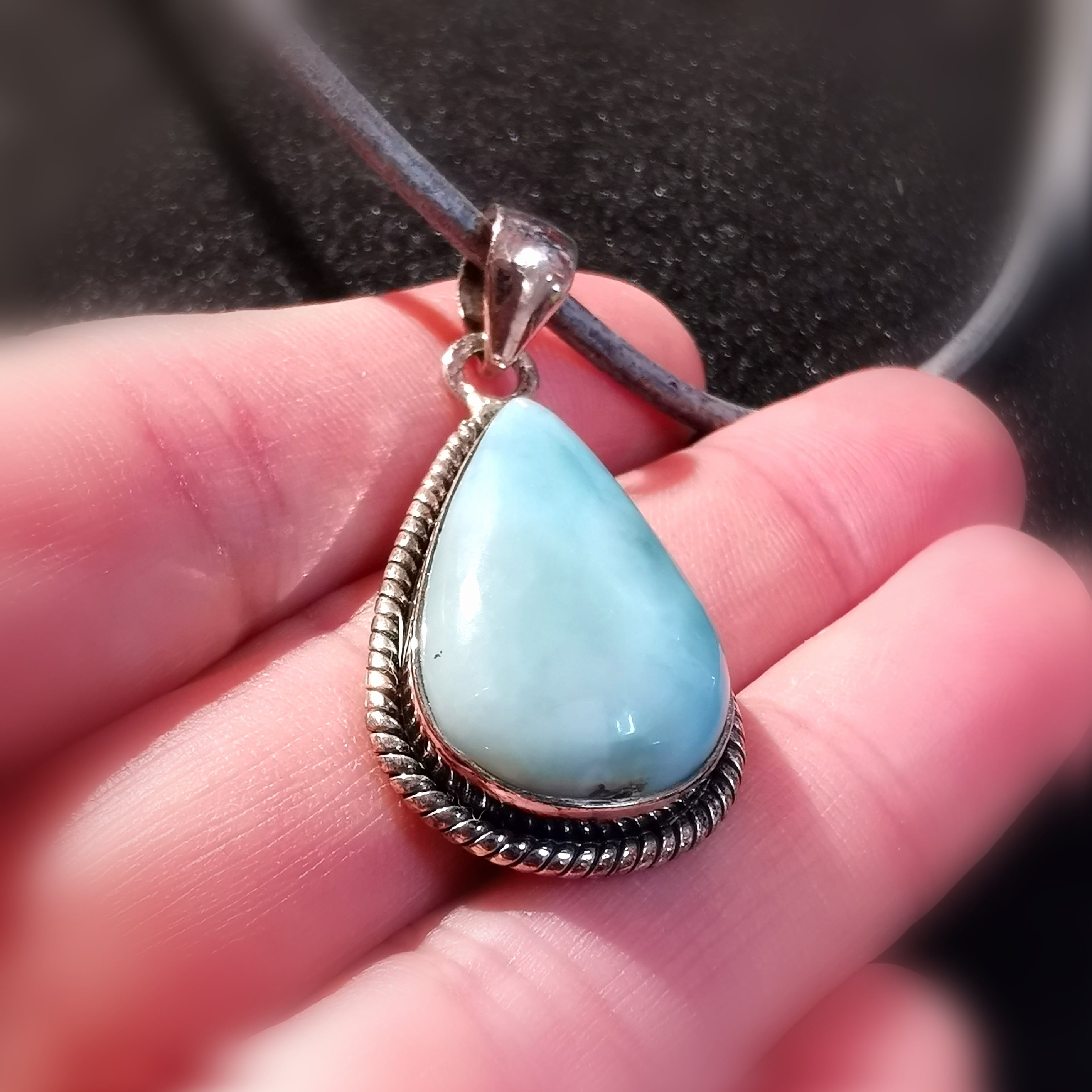 Larimar Tropfen Edelstein Heilstein Karma Leder Kette, geweiht - neue Wege im Denken und Handeln