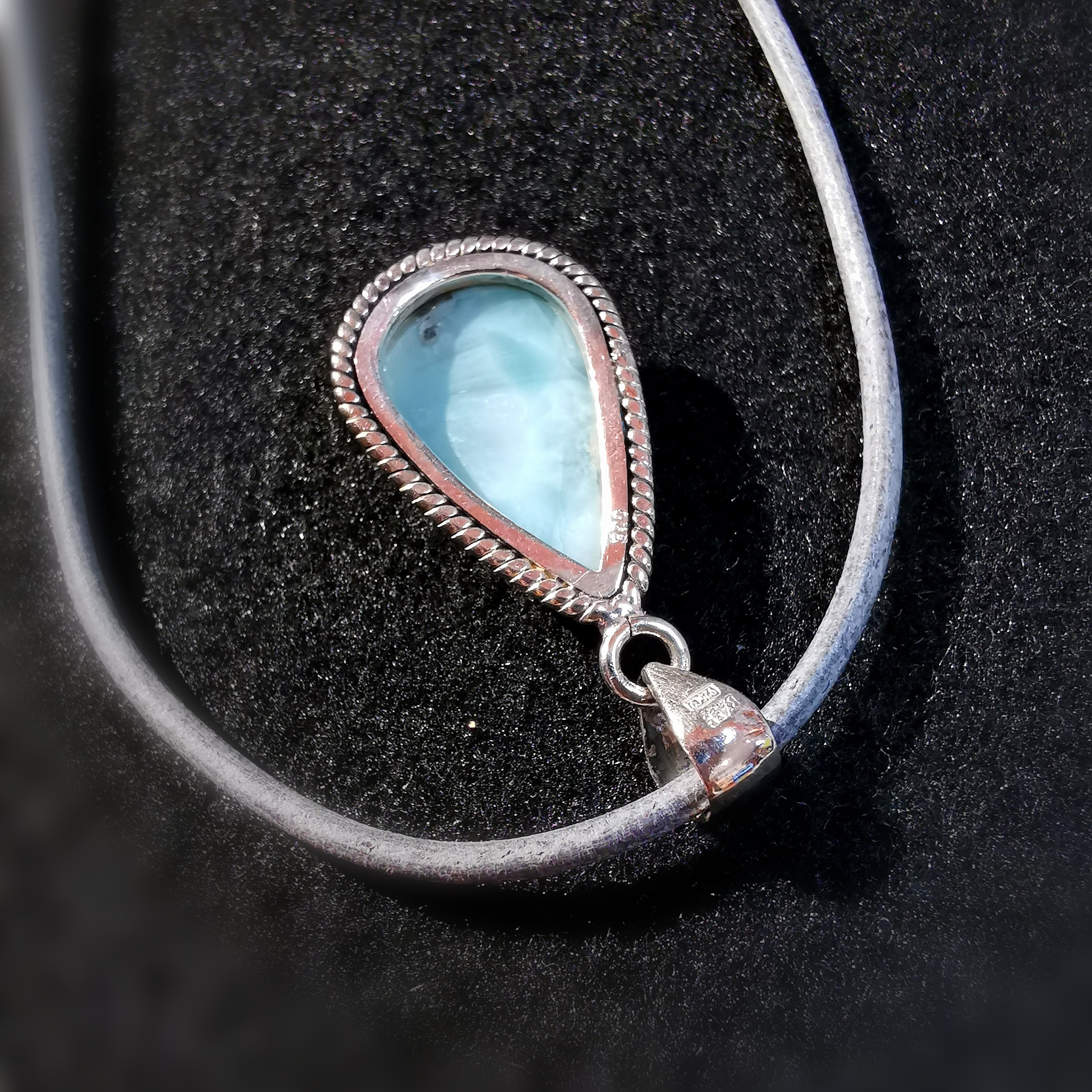 Larimar Tropfen Edelstein Heilstein Karma Leder Kette, geweiht - neue Wege im Denken und Handeln