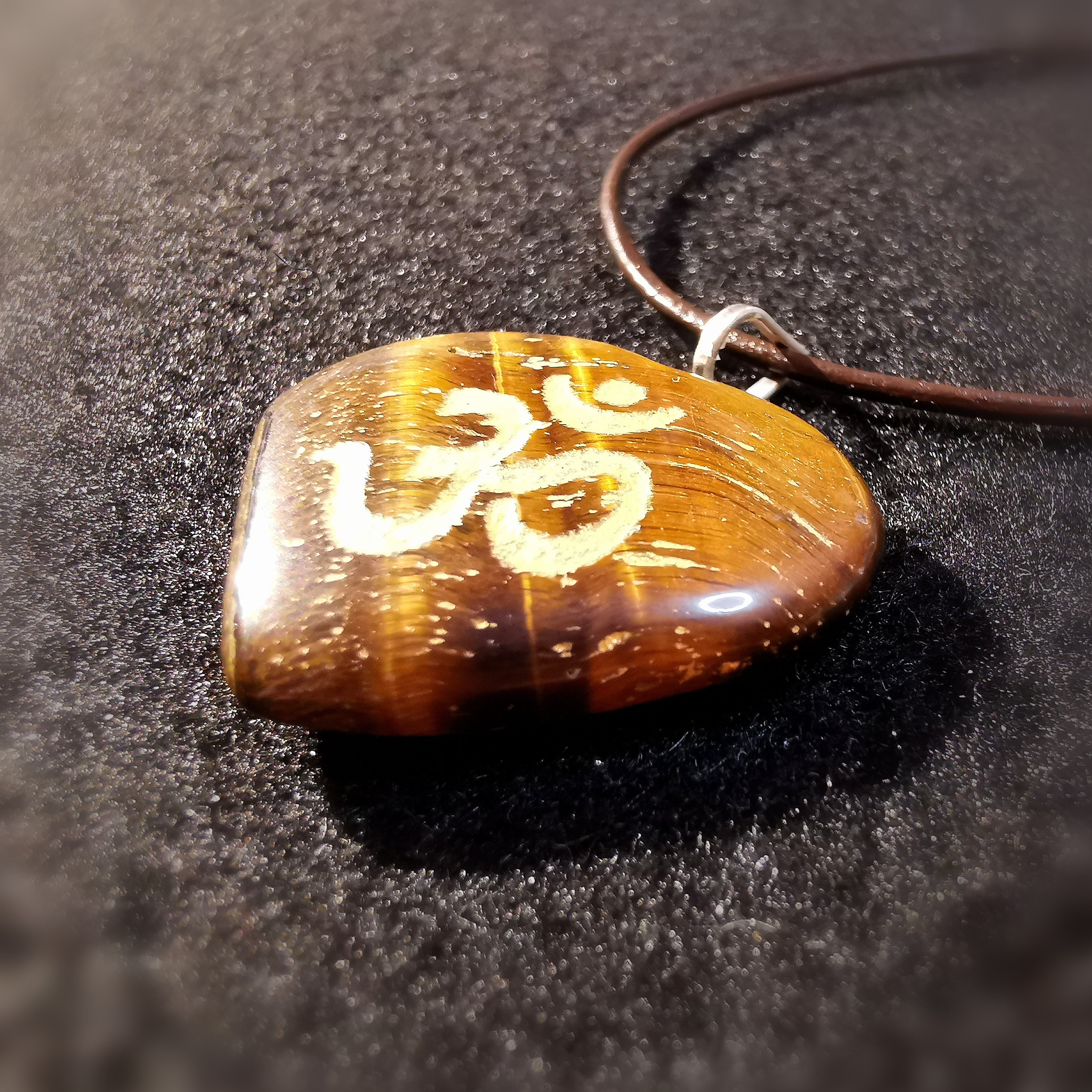 OM Symbol Tigerauge Edelstein Heilstein Herz Chakra Karma Kette, geweiht - im Schutz, im Frieden