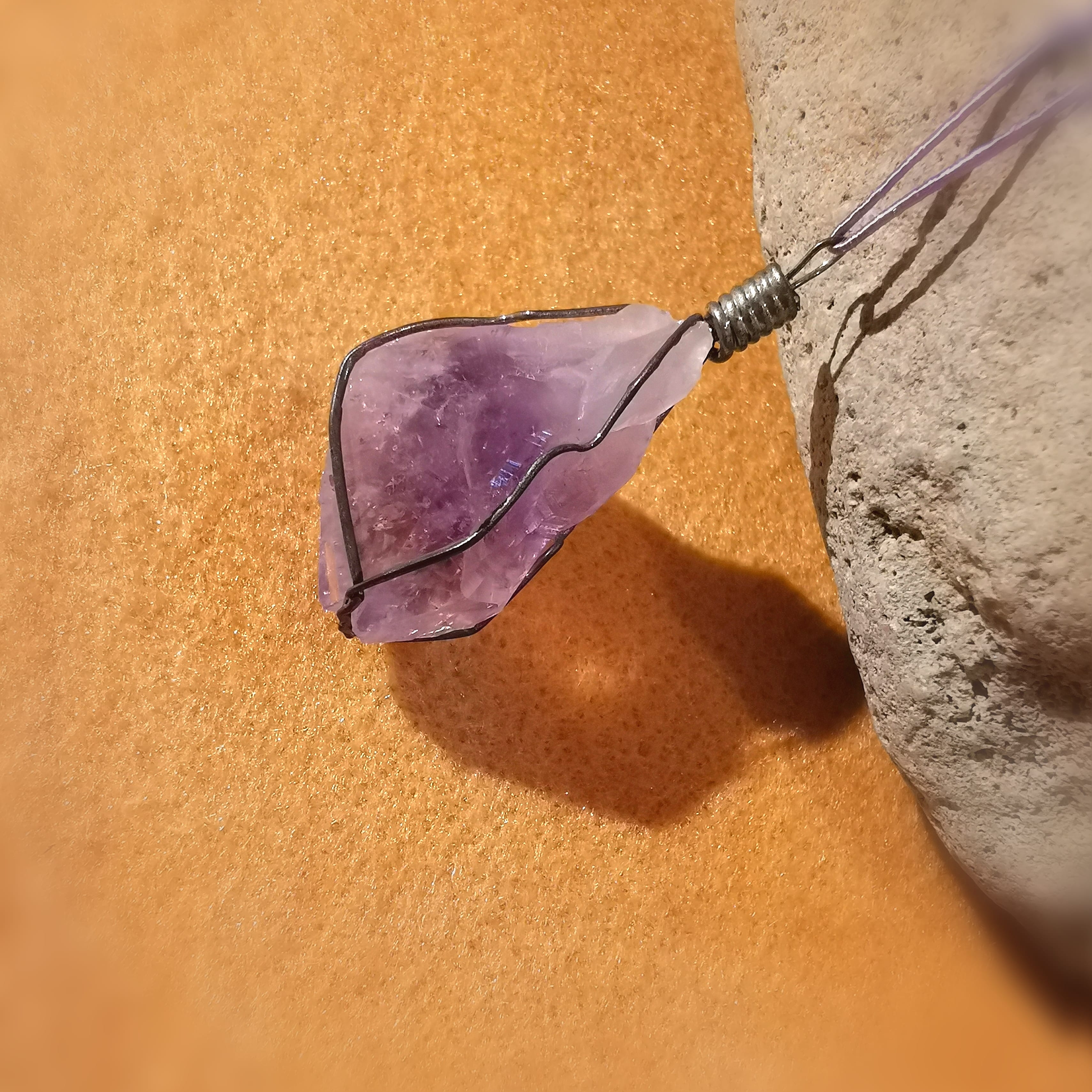Amethyst Rohstein Edelstein Heilstein metallgefasst, Karma Chakra Kette, Intuition und Inspiration
