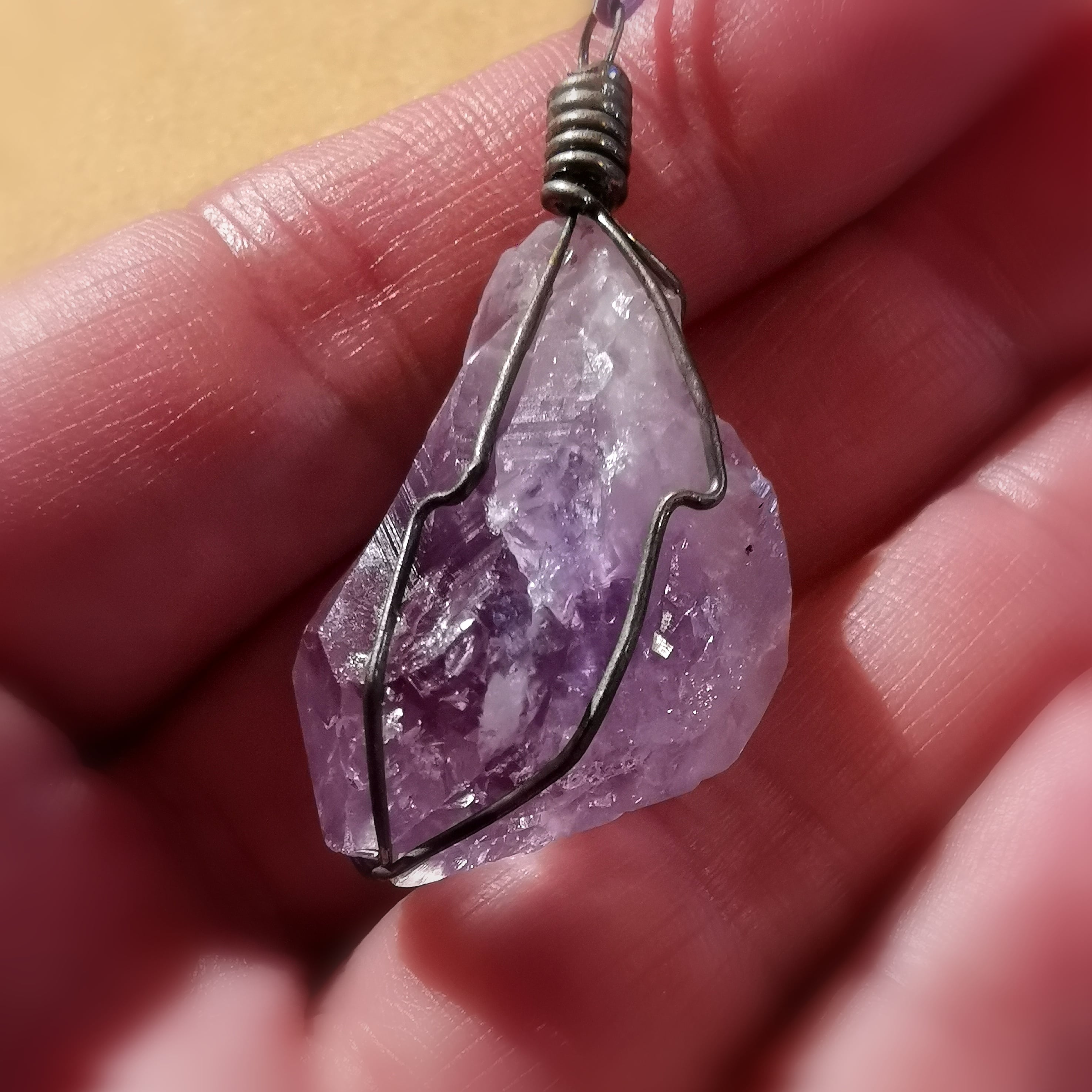 Amethyst Rohstein Edelstein Heilstein metallgefasst, Karma Chakra Kette, Intuition und Inspiration