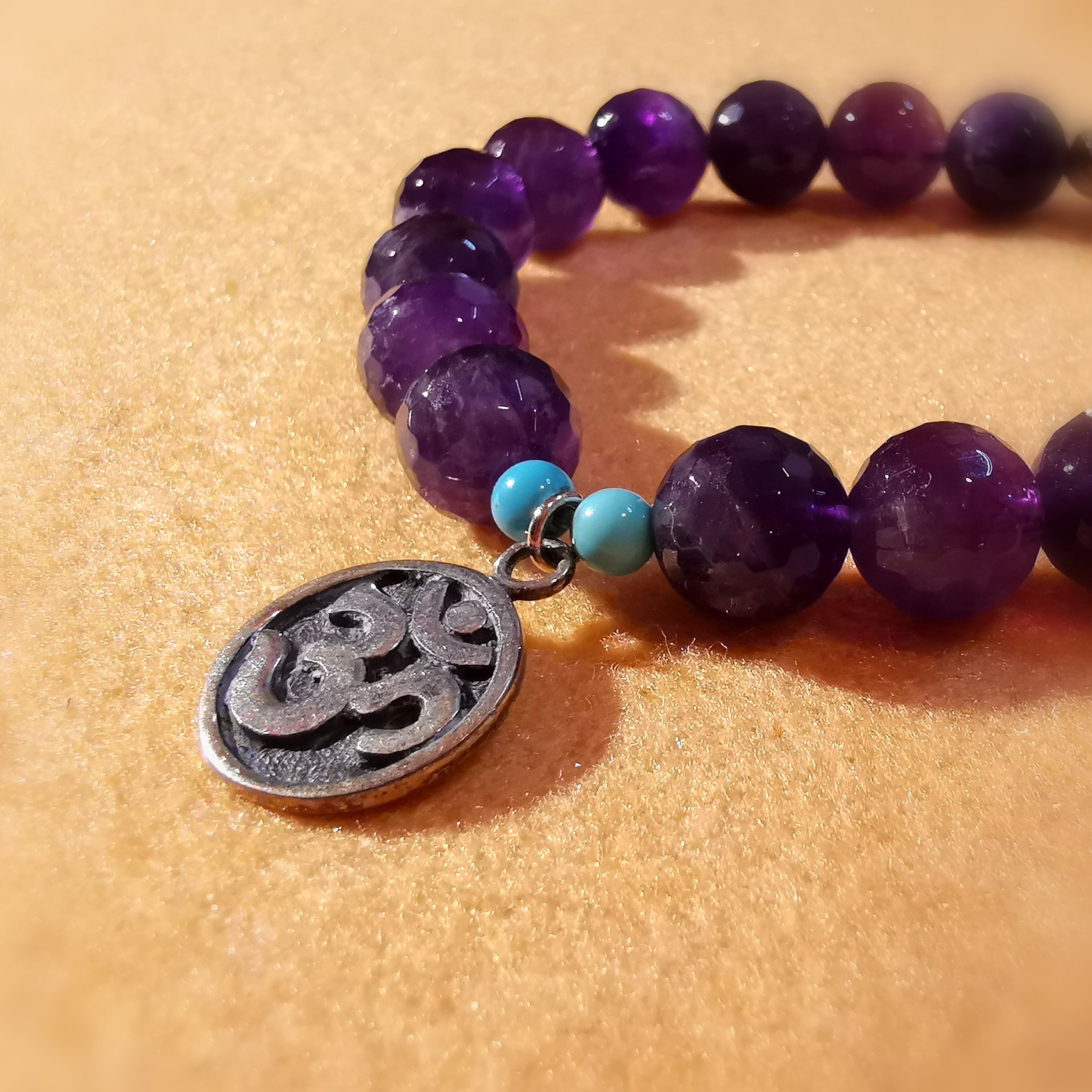 Amethyst OM Symbol Amulett Edelstein Karma Armband, geweiht, göttliche Liebe, mit Tibet Türkis
