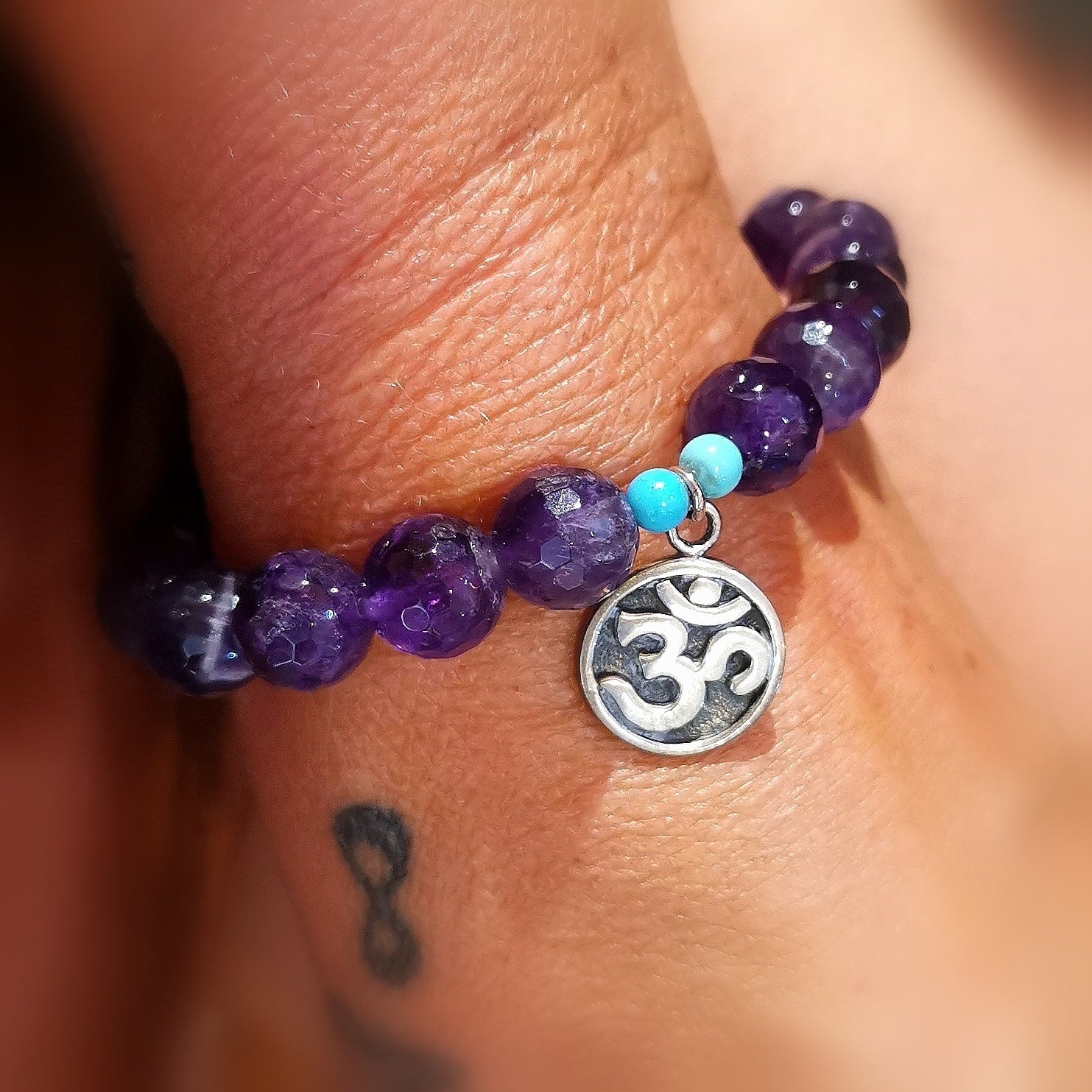 Amethyst OM Symbol Amulett Edelstein Karma Armband, geweiht, göttliche Liebe, mit Tibet Türkis