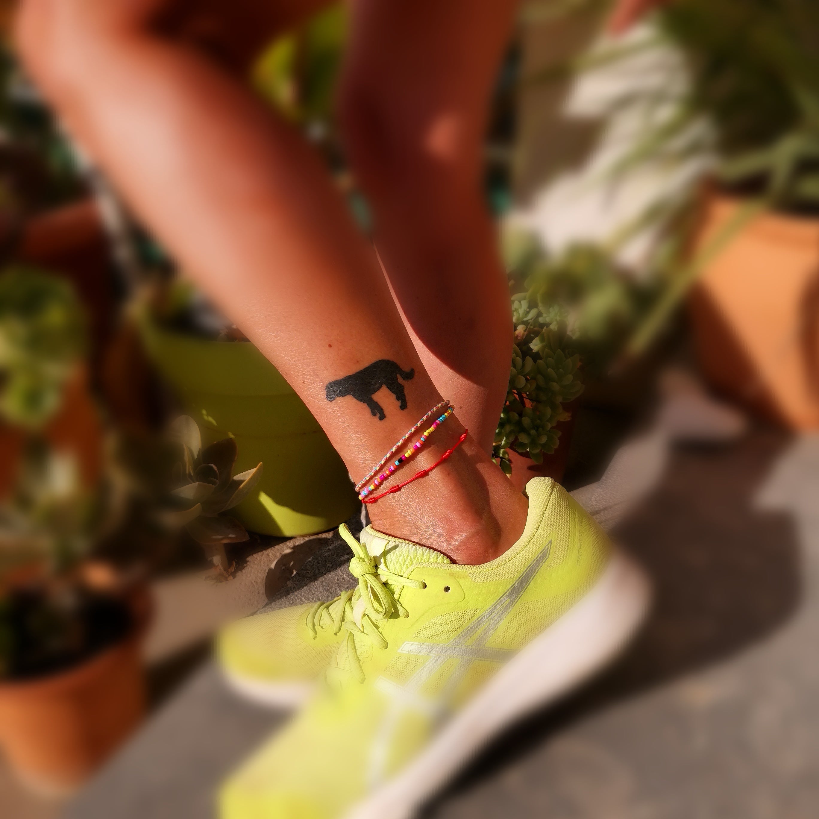 Glücksbändchen Rot Schwarz Beige, happy bead, "wünsch dir 'was" Armband / Fusskettchen geweiht, Freude am Leben