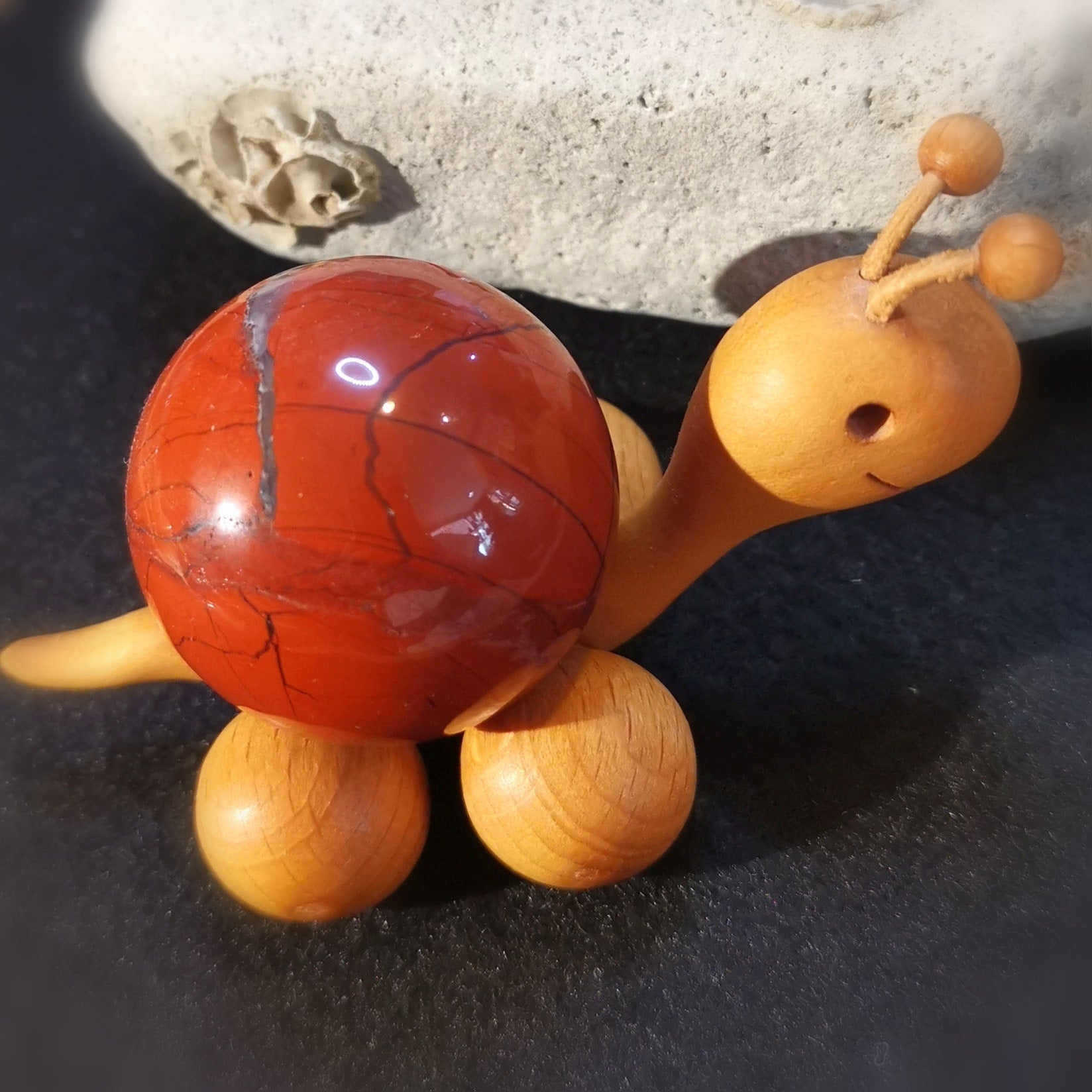 Schildkröte Roter Jaspis Unikat Edelstein und Holz, zur Meditation Raumreinigung, Karma Energie, geweiht - Kraft der FreudeSchnecke Roter Jaspis Unikat Edelstein und Holz, zur Meditation Raumreinigung, Karma Energie, geweiht - Kraft der Freude