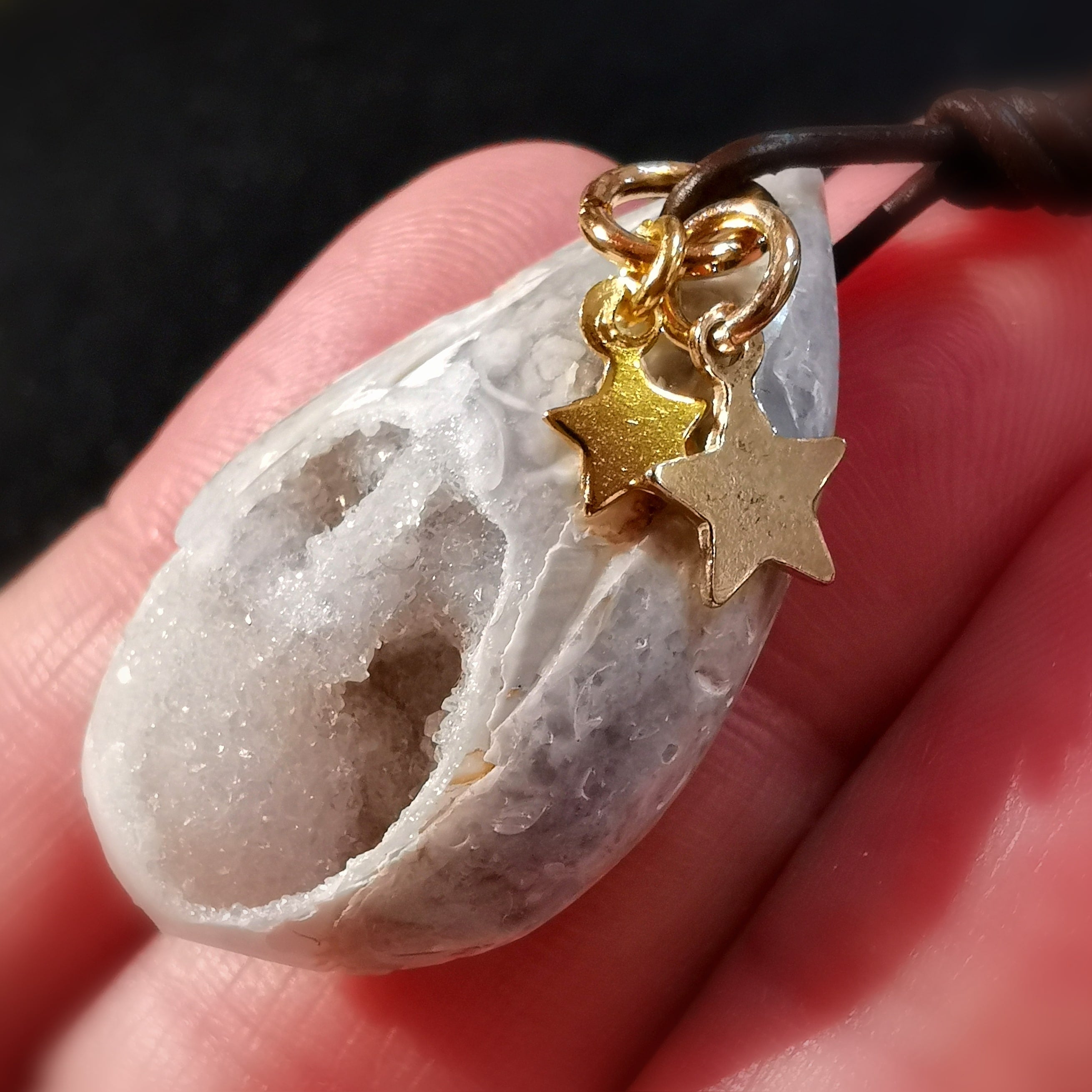 Glücksgeode mini Druse mit Glückssternchen, Geoden Achat, Druse Edelstein Heilstein Karma Kette, Talisman geweiht - Aurastärkung