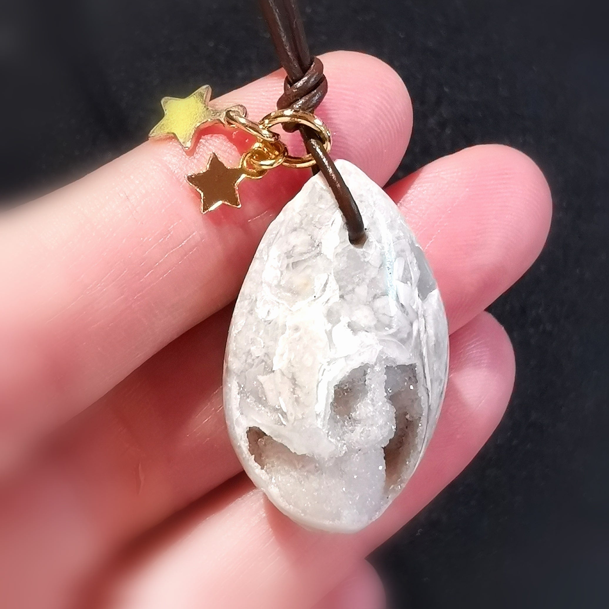 Glücksgeode mini Druse mit Glückssternchen, Geoden Achat, Druse Edelstein Heilstein Karma Kette, Talisman geweiht - Aurastärkung