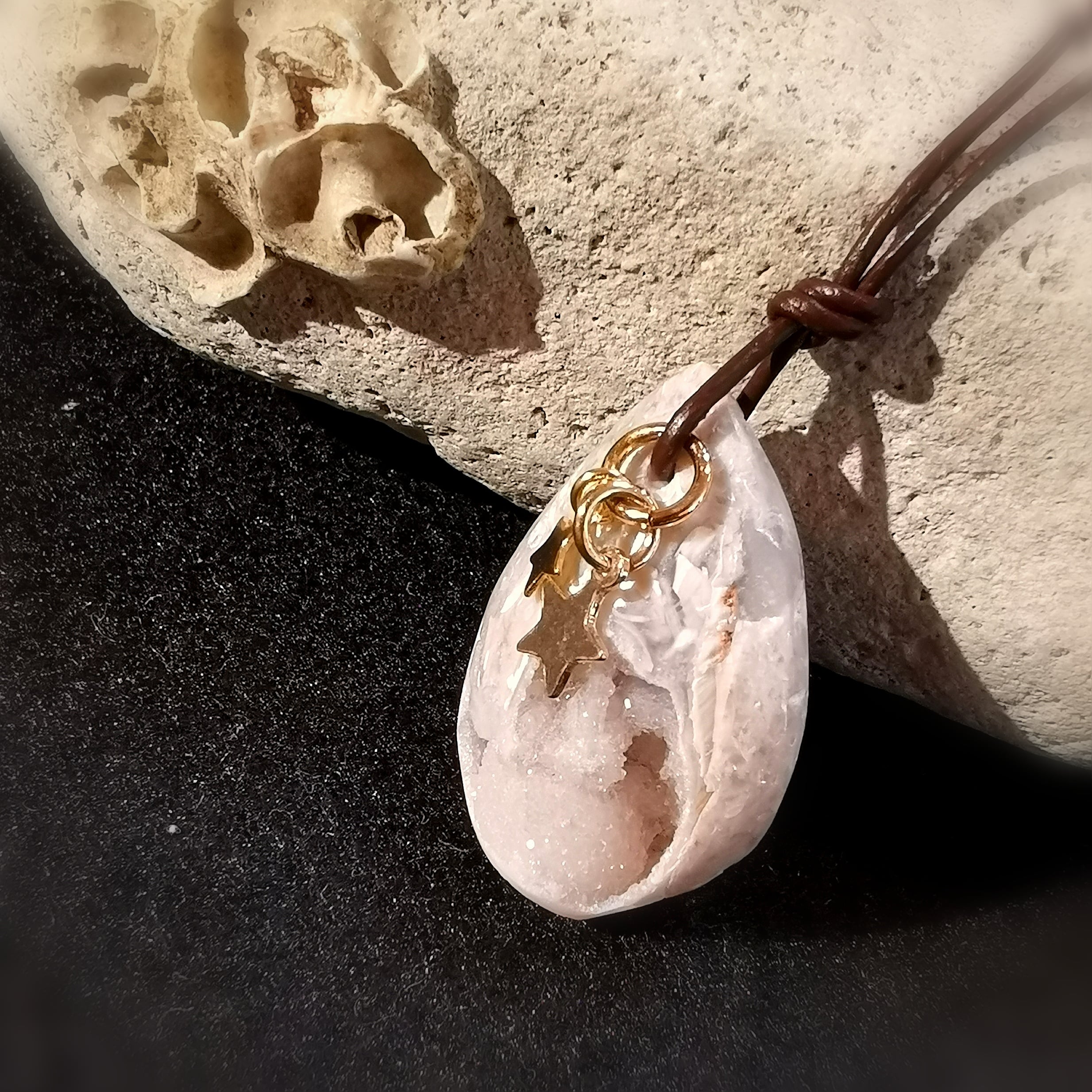Glücksgeode mini Druse mit Glückssternchen, Geoden Achat, Druse Edelstein Heilstein Karma Kette, Talisman geweiht - Aurastärkung