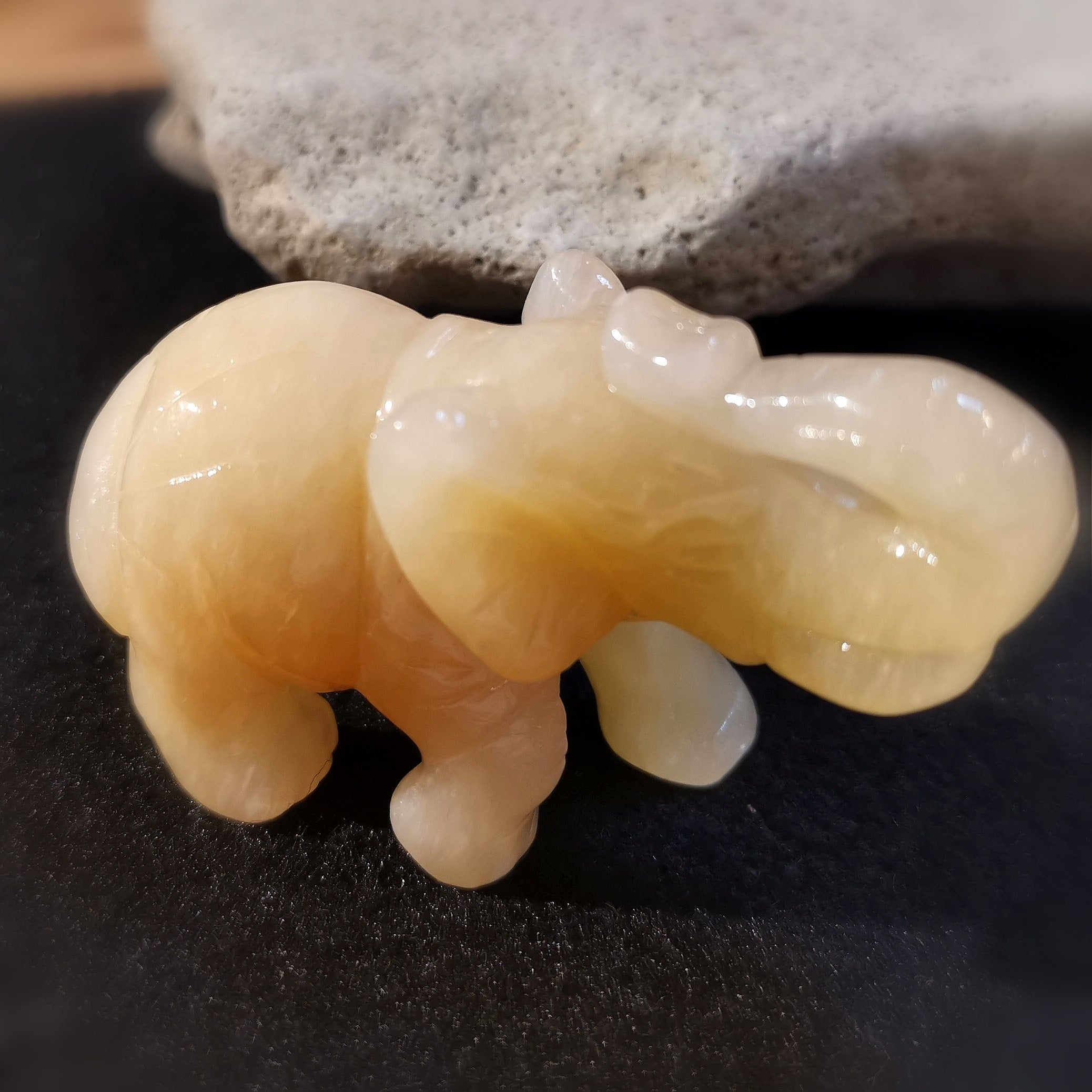 Orangencalcit Elefant Steintier Krafttier Schmuck Edelstein Heilstein Figur XXL - innere Sonne