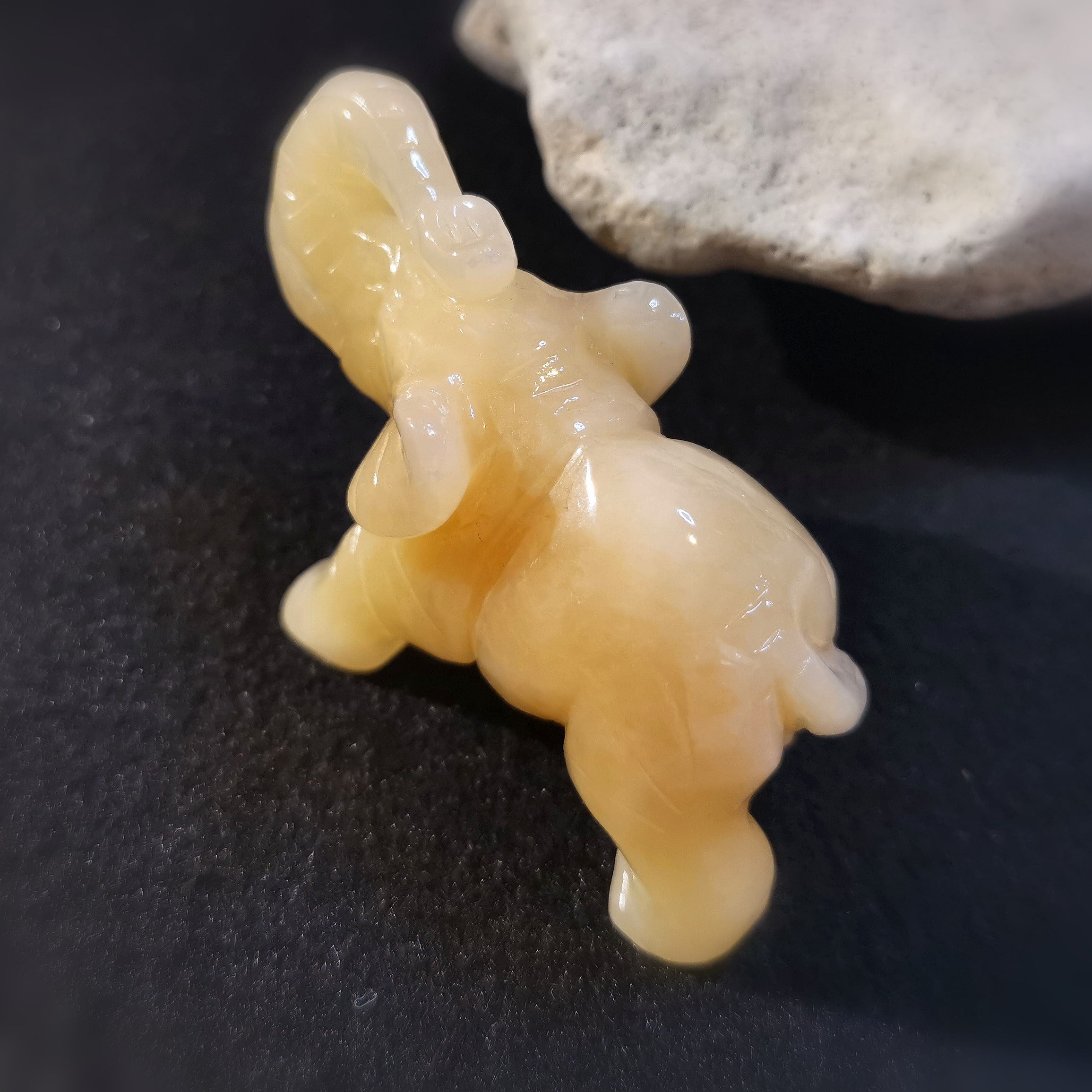 Orangencalcit Elefant Steintier Krafttier Schmuck Edelstein Heilstein Figur XXL - innere Sonne