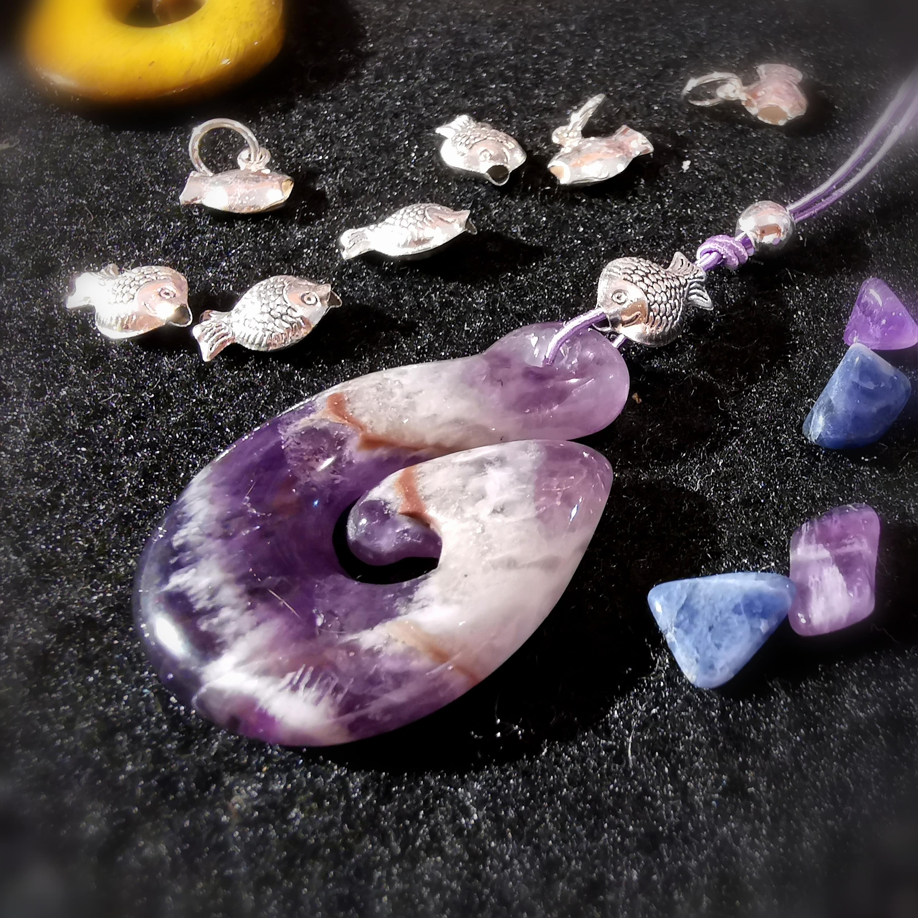 HEI MATAU Angelhaken Maori Amethyst Edelstein Heilstein Talisman Karma Kette, geweiht - Hingabe und VertrauenHEI MATAU Angelhaken Maori Amethyst Edelstein Heilstein Talisman Karma Kette, geweiht - Hingabe und Vertrauen