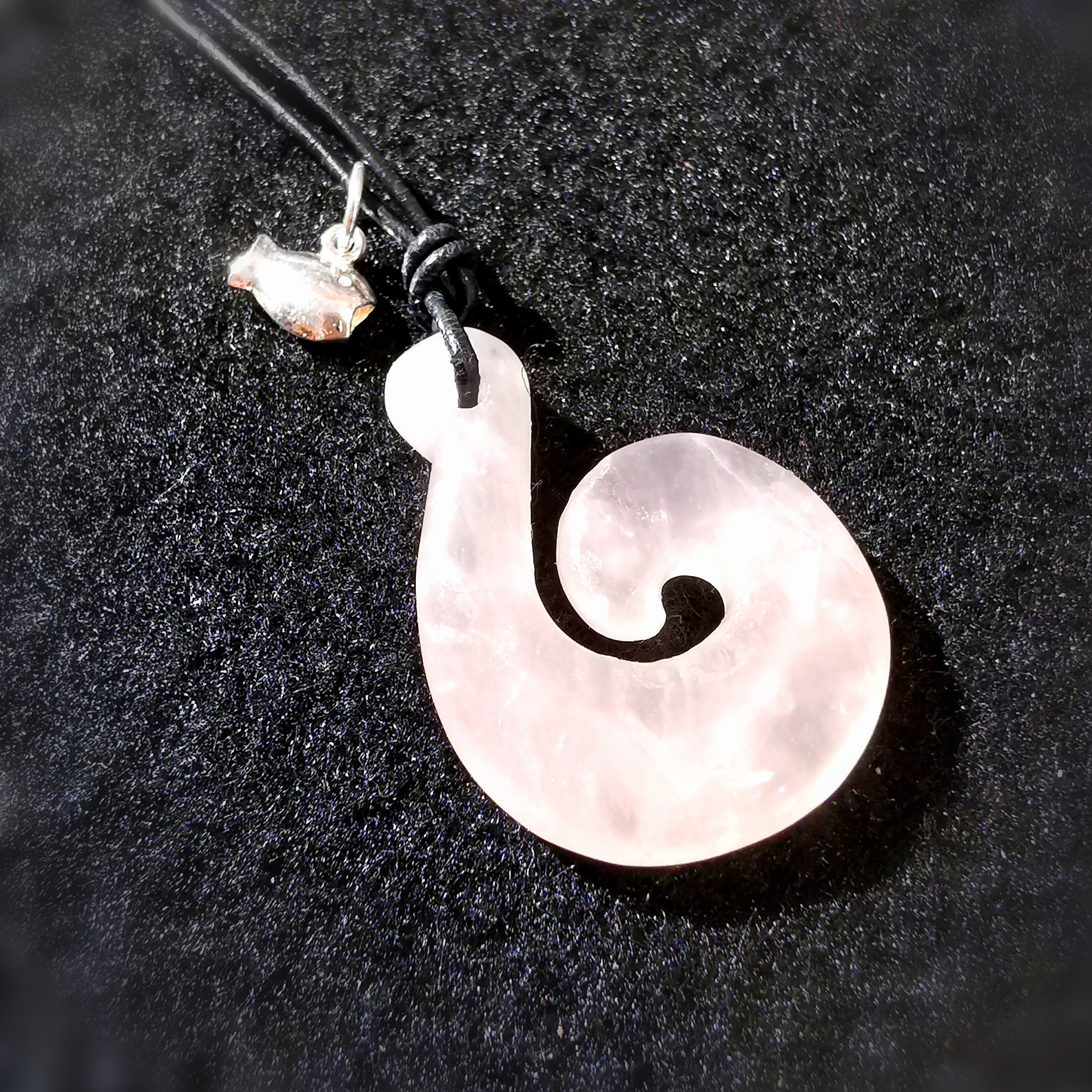 HEI MATAU Angelhaken Maori Rosenquarz Edelstein Heilstein Talisman Karma Kette, geweiht - innerer Frieden