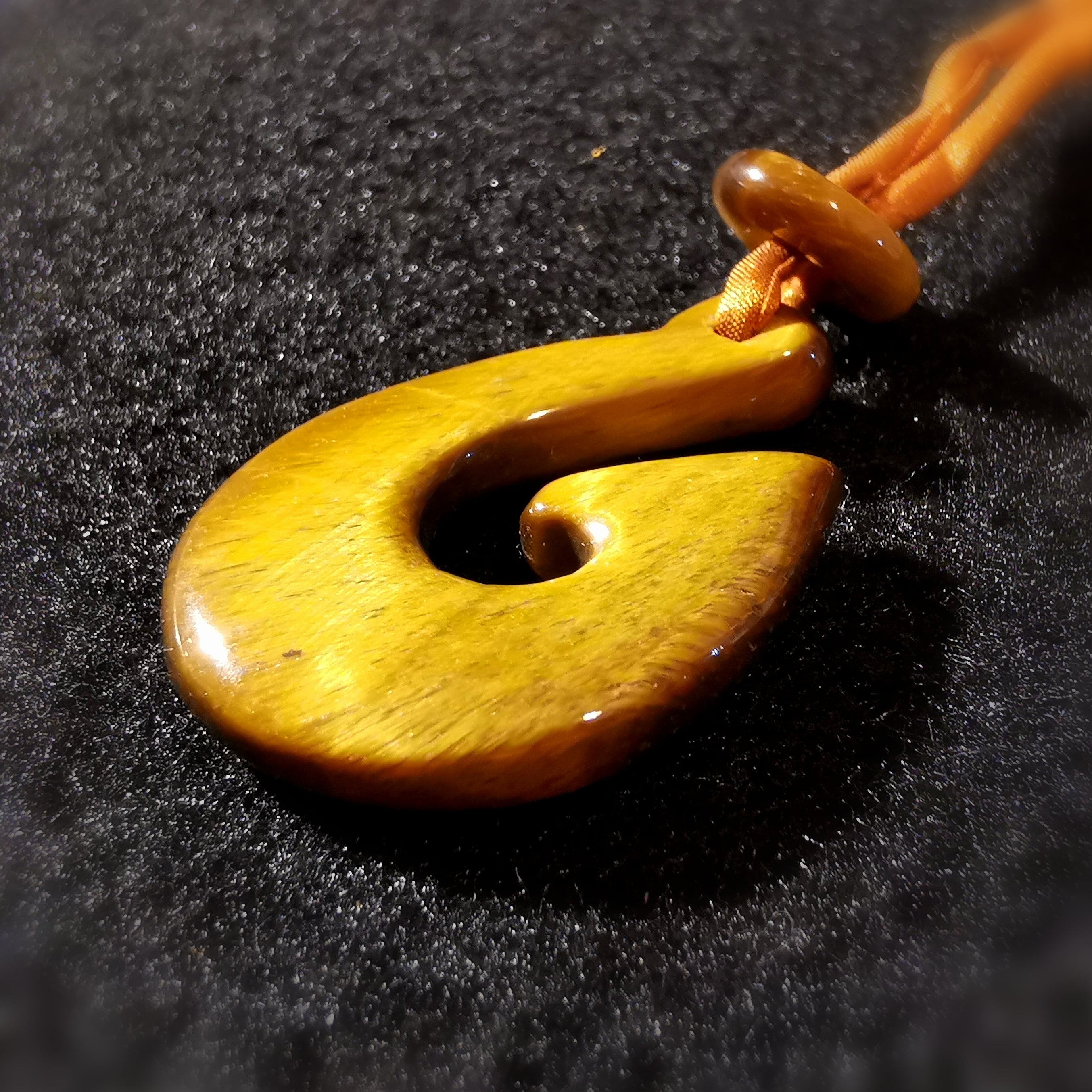 Hei Matau Angelhaken, Tigerauge Edelstein Heilstein Seiden Karma Kette, geweiht, Glück und Segen