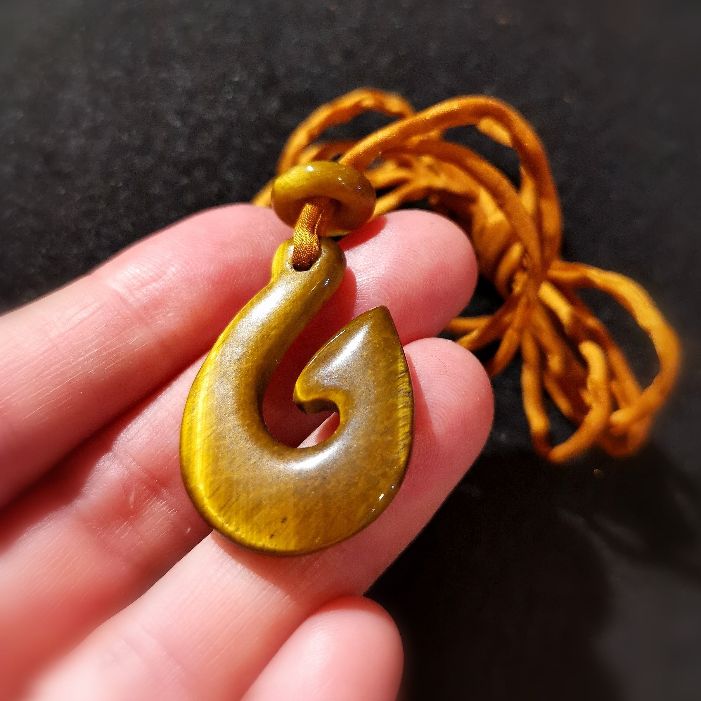 Hei Matau Angelhaken, Tigerauge Edelstein Heilstein Seiden Karma Kette, geweiht, Glück und Segen