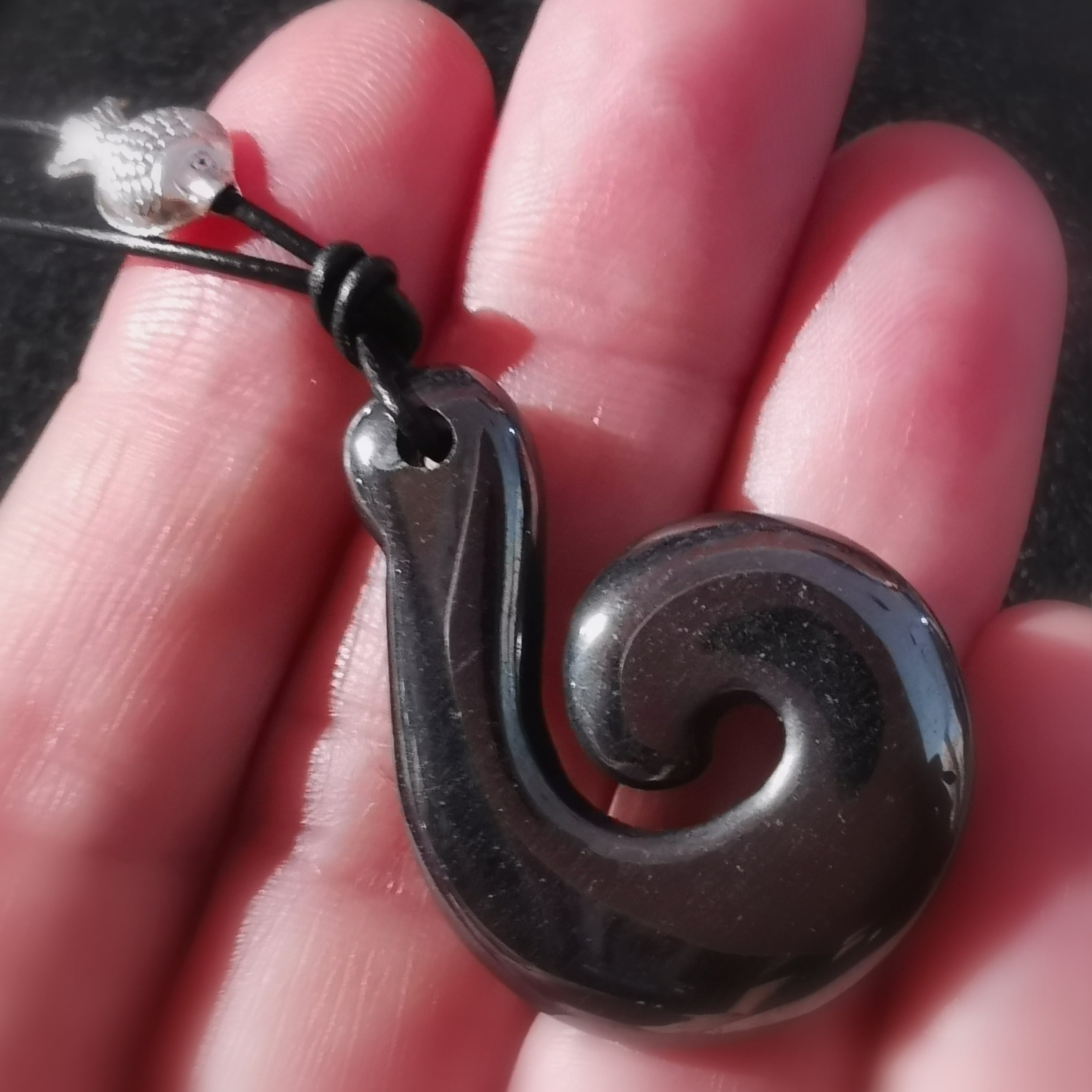 HEI MATAU anzuelo de pesca maorí hematita piedra preciosa curativa talismán karma collar, consagrado - fuerza y protección