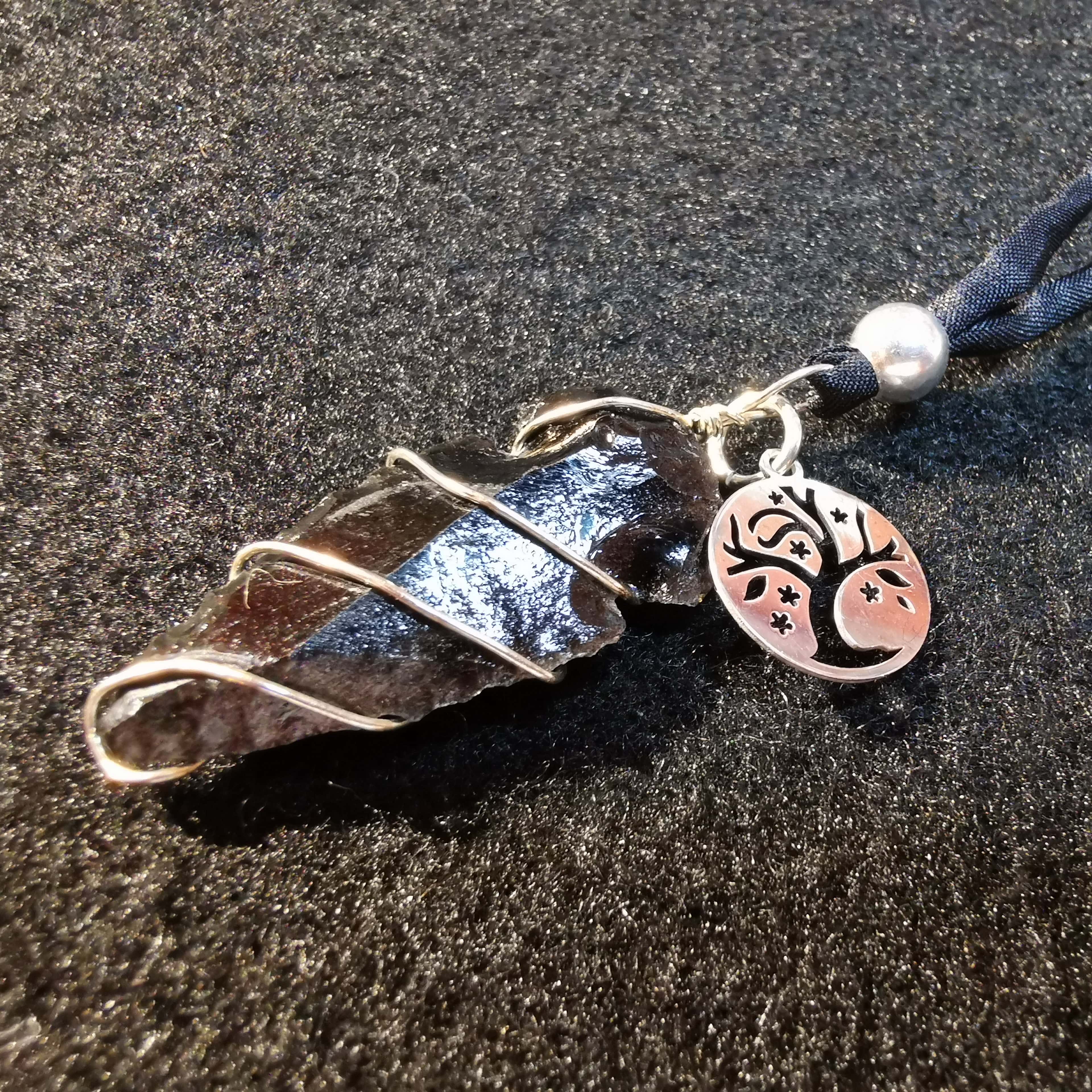 Obsidian Pfeilspitze Speerspitze Edelstein Heilstein Lebensbaum Kraftkette, Karma Edelstein Talisman Kette mit Seide, geweiht - behütet