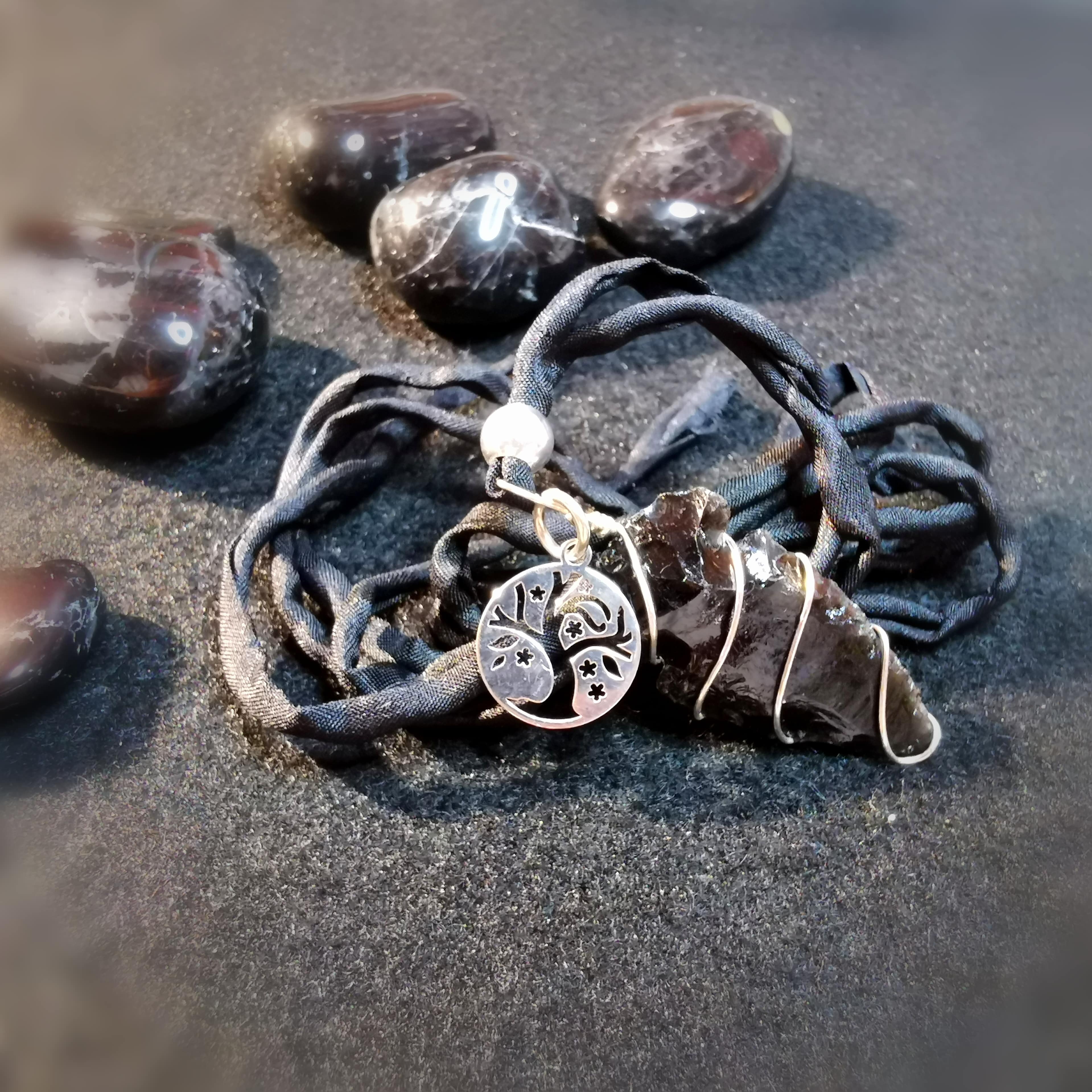 Obsidian Pfeilspitze Speerspitze Edelstein Heilstein Lebensbaum Kraftkette, Karma Edelstein Talisman Kette mit Seide, geweiht - behütet