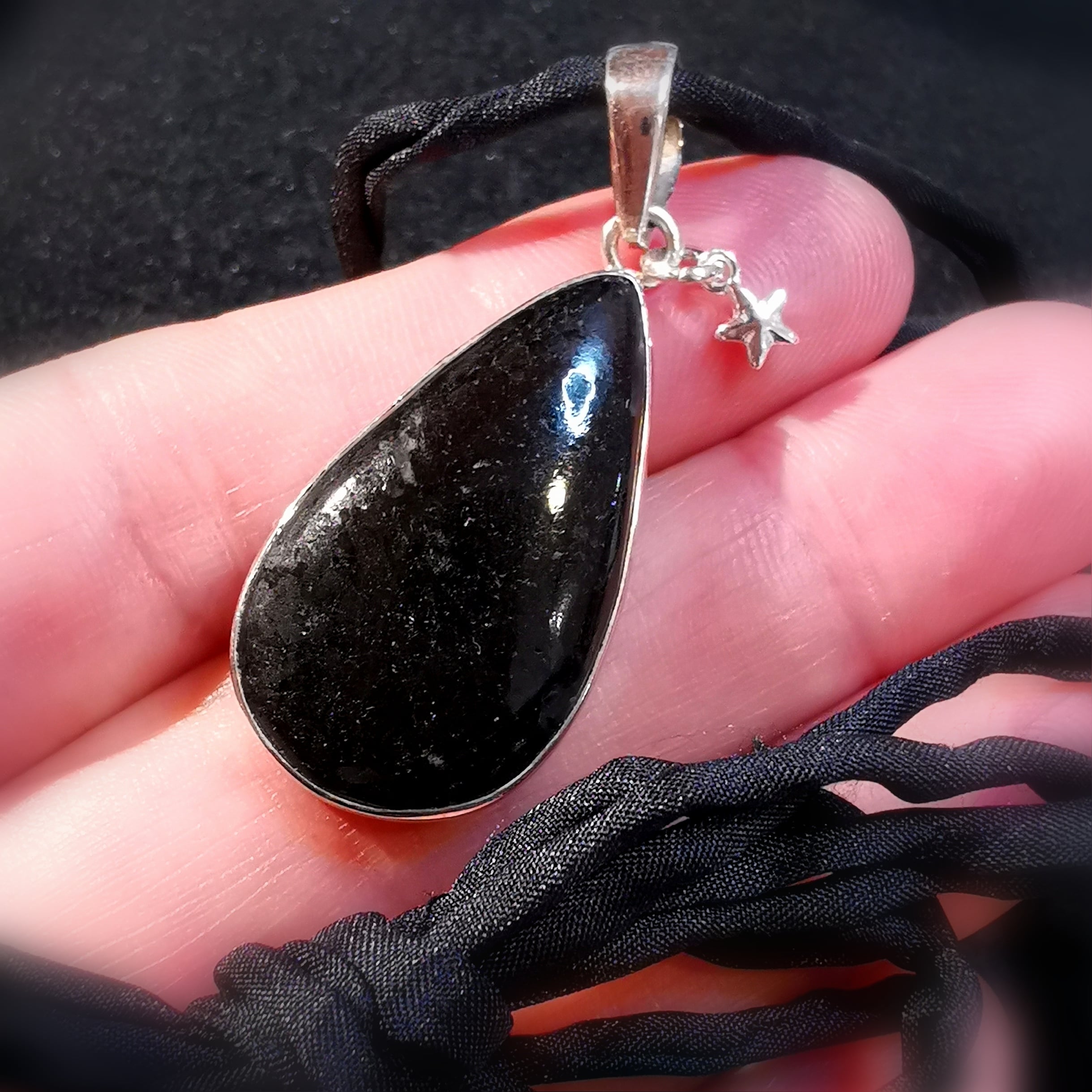 Turmalin Edelstein Heilstein Tropfen an Seide, Seestern Krafttier Karma Schutz Talisman, geweiht
