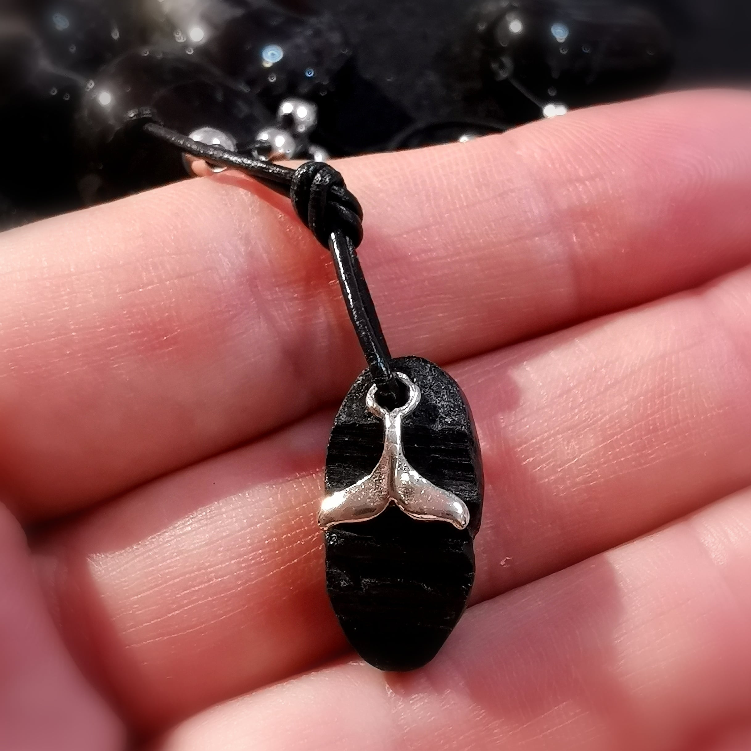 Natur Turmalin Edelstein Heilstein, Walflosse Krafttier Wal Karma Schutz Talisman, geweiht - Ausdauer, Kraft, Seinswille