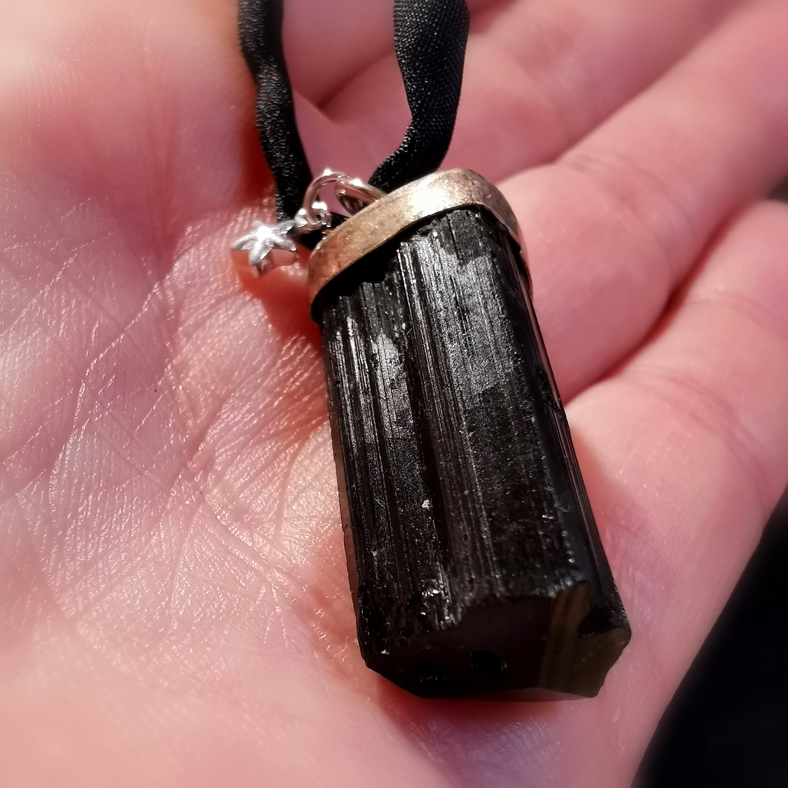 Natur Turmalin Edelstein Heilstein Stift Stab an Seide, Seestern Krafttier Karma Schutz Talisman, geweiht - Wunder