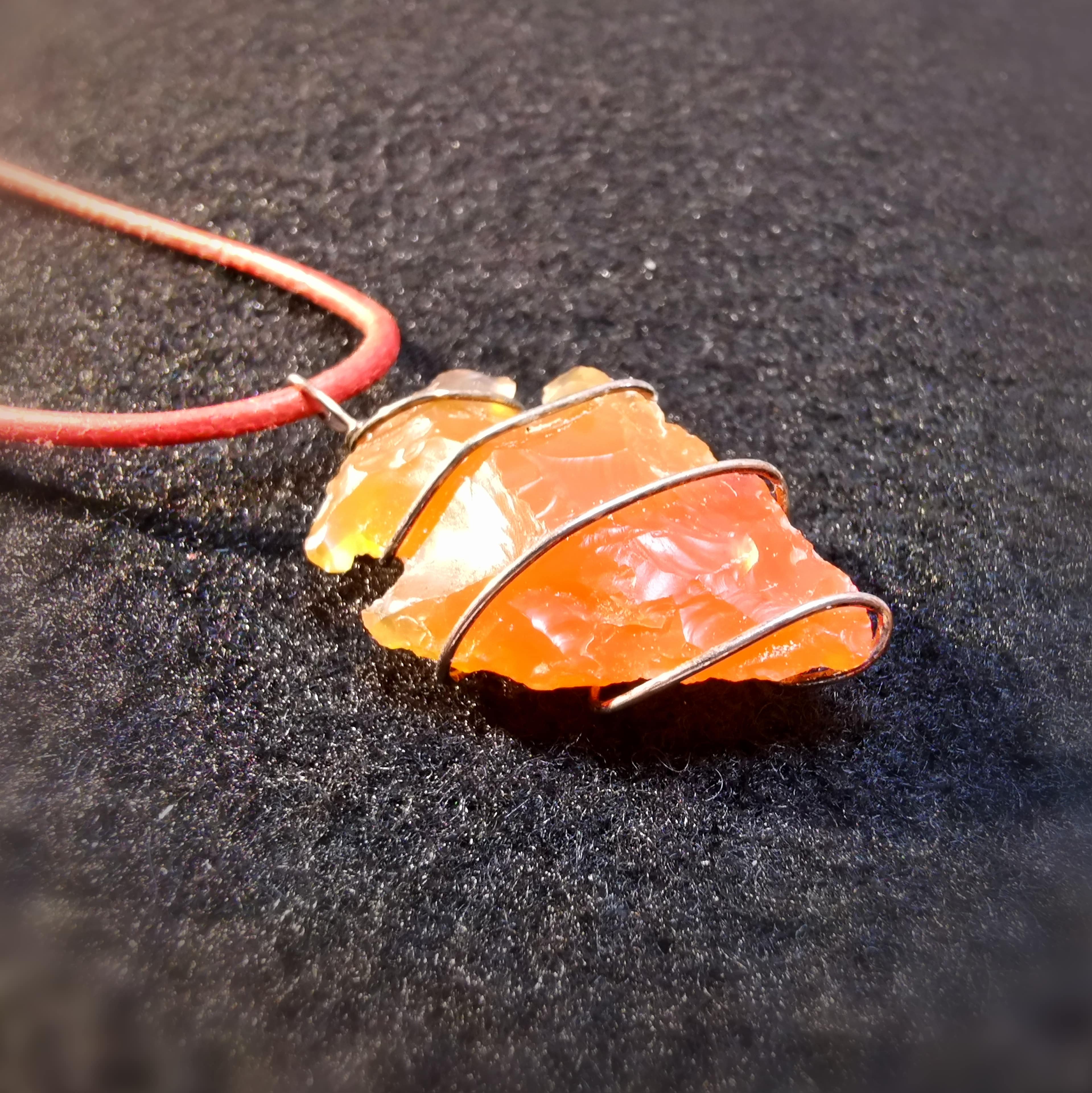 Carneol Glücksachat Speerspitze Edelstein Heilstein Leder Karma Kette, geweiht - Lebensfreude