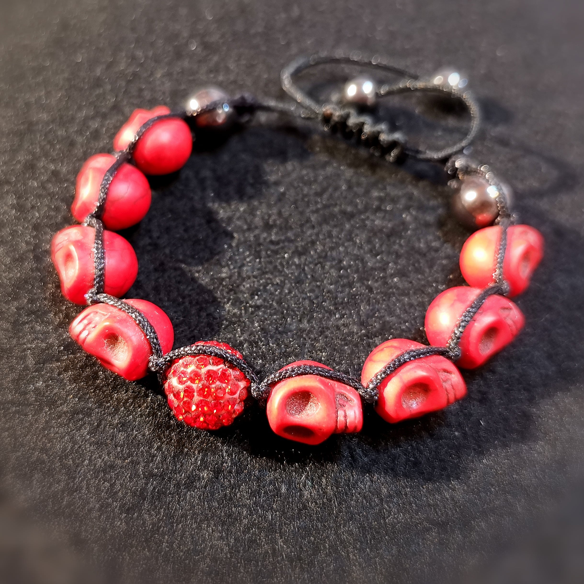 Totenkopf Totenschädel Makrame Karma Armschmuck Armband mit Hämatit Kugeln, Lebenskraft, Mut zur Veränderung