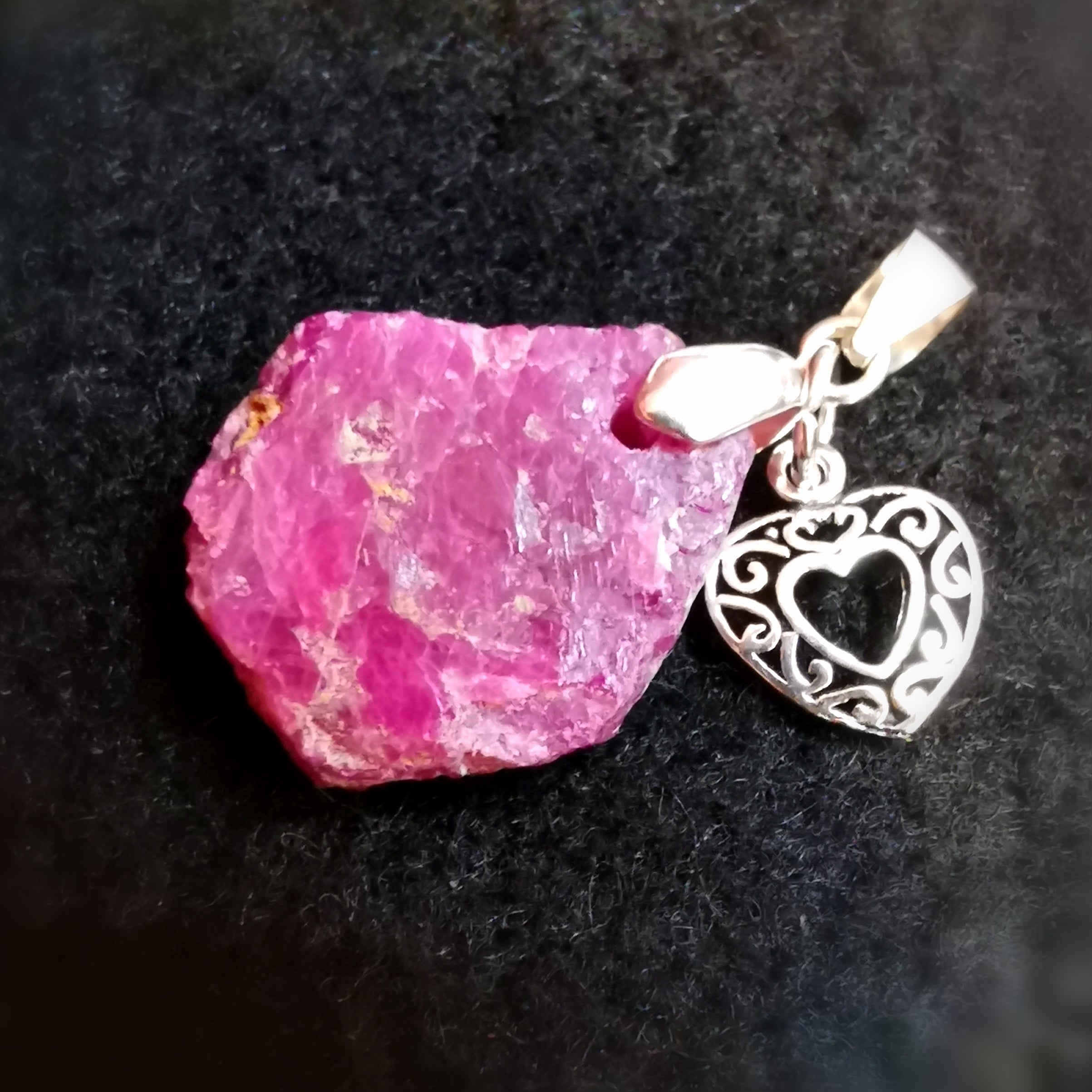 Rubin Rohstein Herz Chakra Karma Anhänger, geweihter Heilstein Edelstein Schmuck, rot - Liebe und Leidenschaft