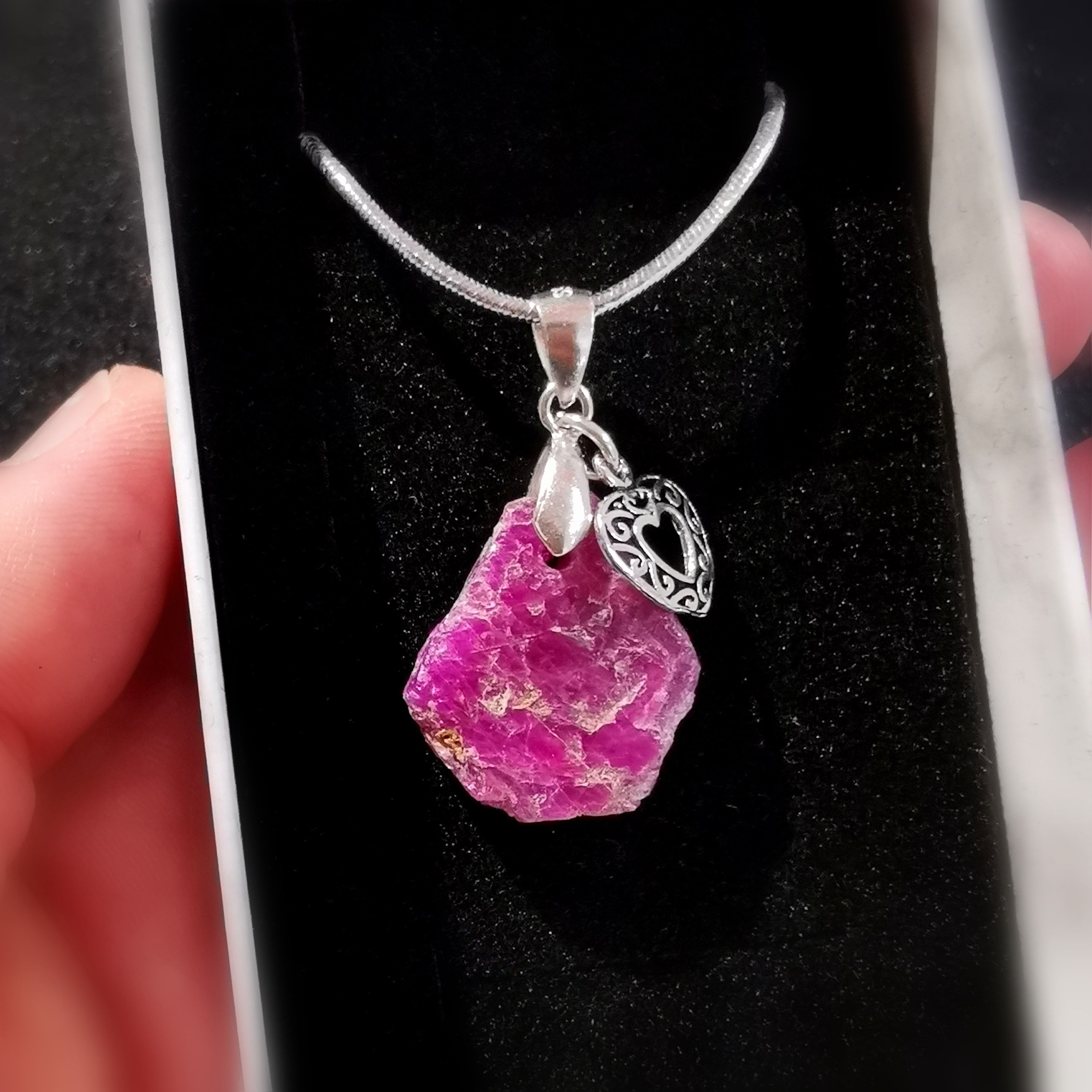 Rubin Rohstein Herz Chakra Karma Anhänger, geweihter Heilstein Edelstein Schmuck, rot - Liebe und Leidenschaft