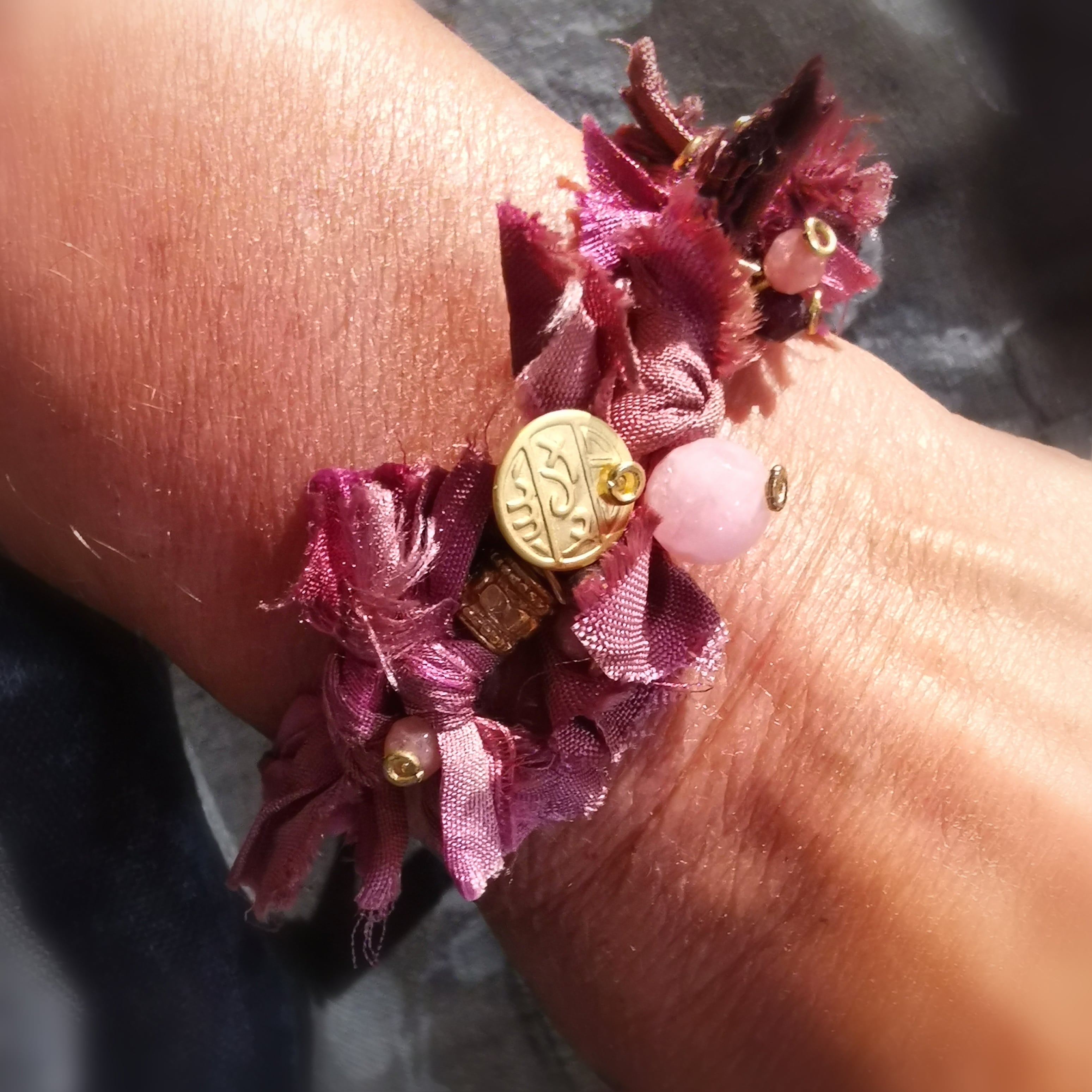 Boho Armband Burgunder Rot, Seide mit Gold und Turmalin Edelstein, geweiht, das Leben feiern