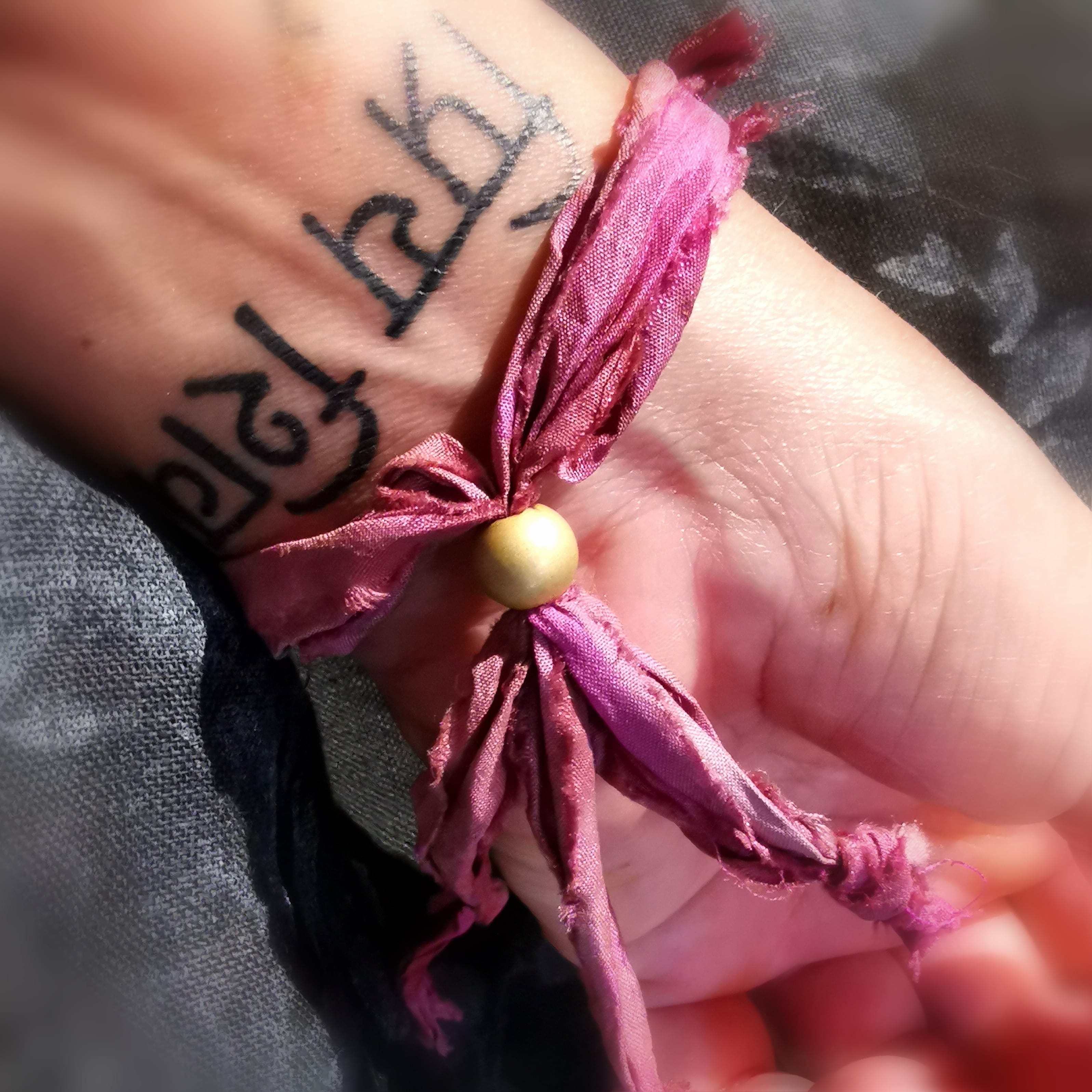 Boho Armband Burgunder Rot, Seide mit Gold und Turmalin Edelstein, geweiht, das Leben feiern
