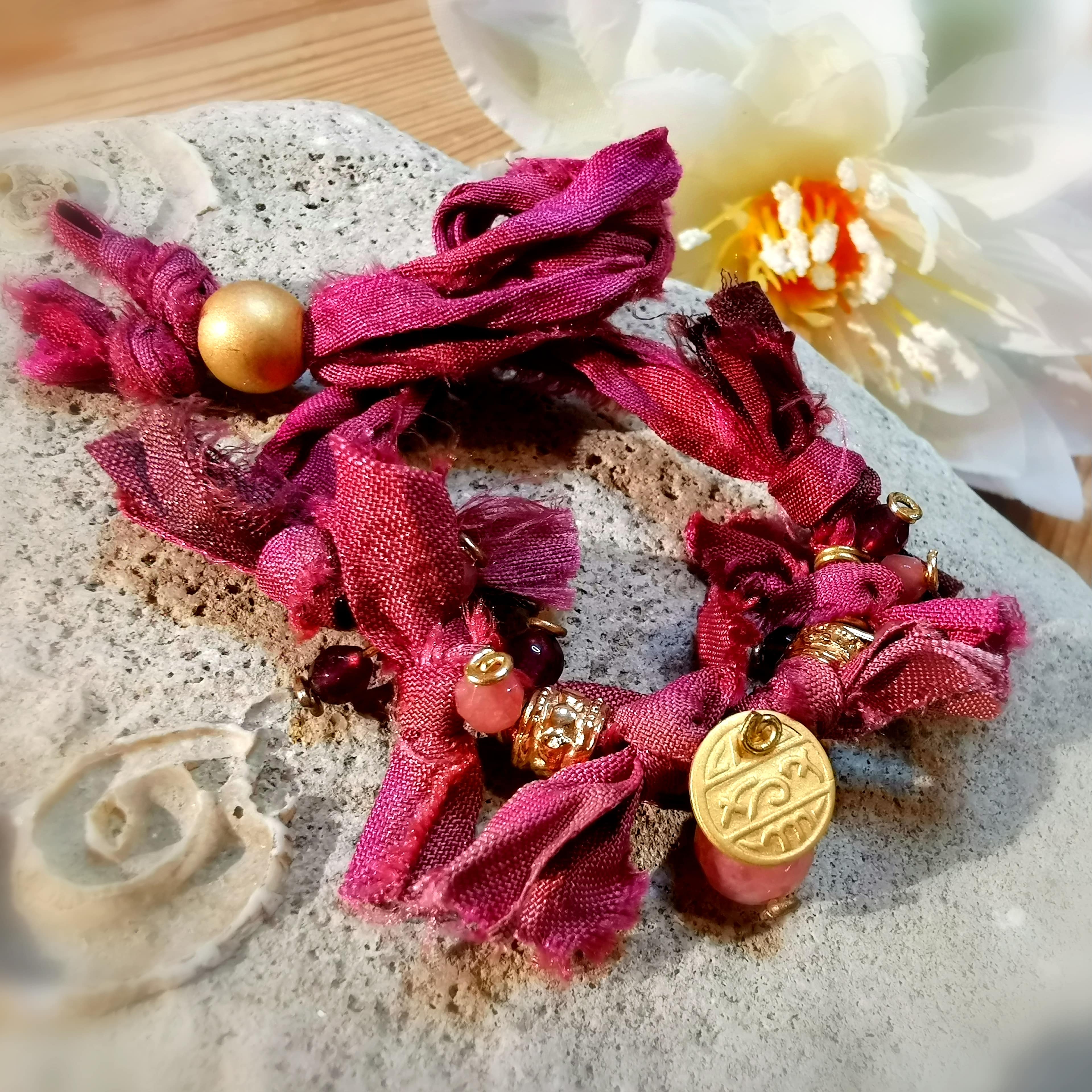 Boho Armband Burgunder Rot, Seide mit Gold und Turmalin Edelstein, geweiht, das Leben feiern