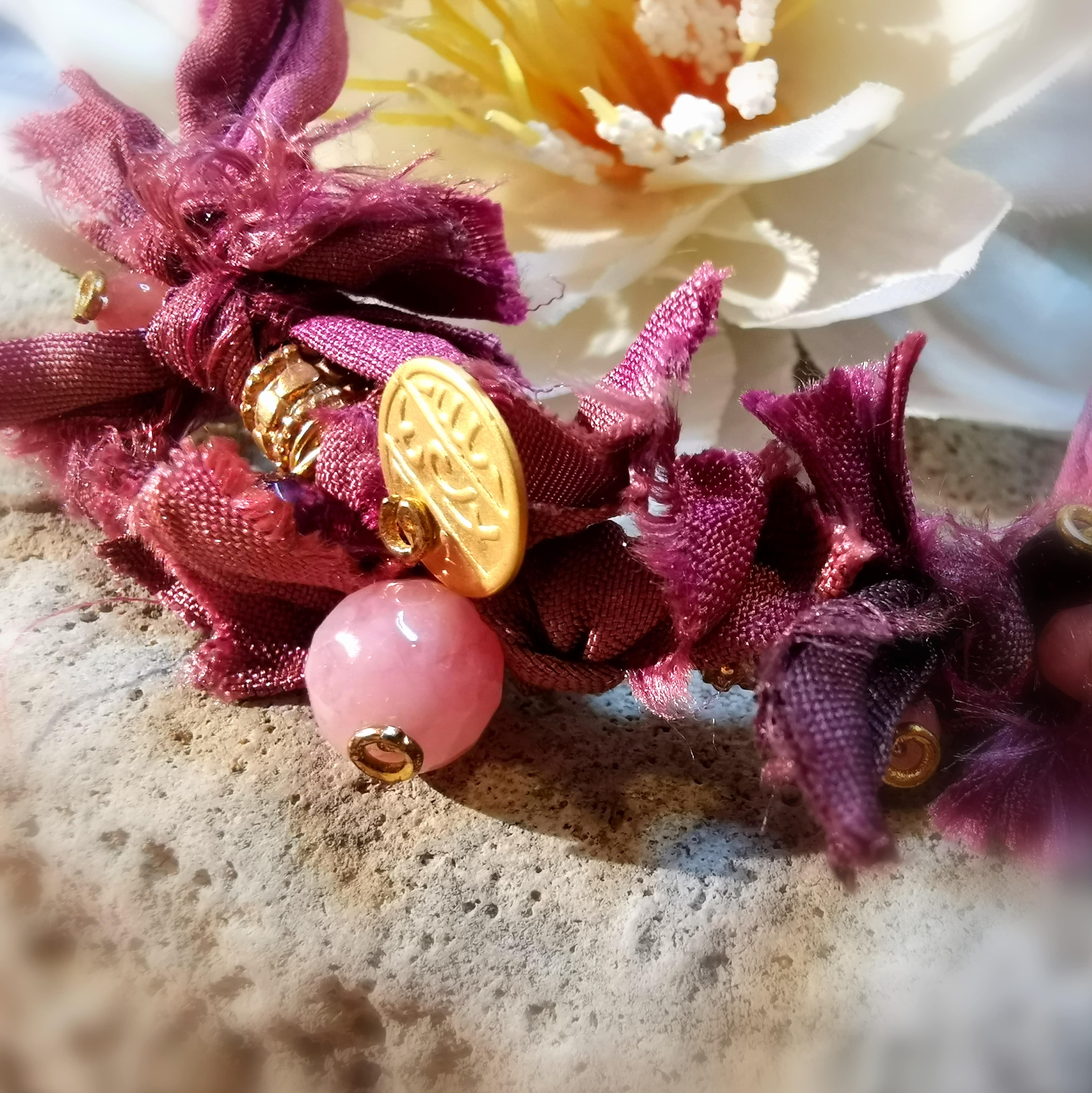Boho Armband Burgunder Rot, Seide mit Gold und Turmalin Edelstein, geweiht, das Leben feiern