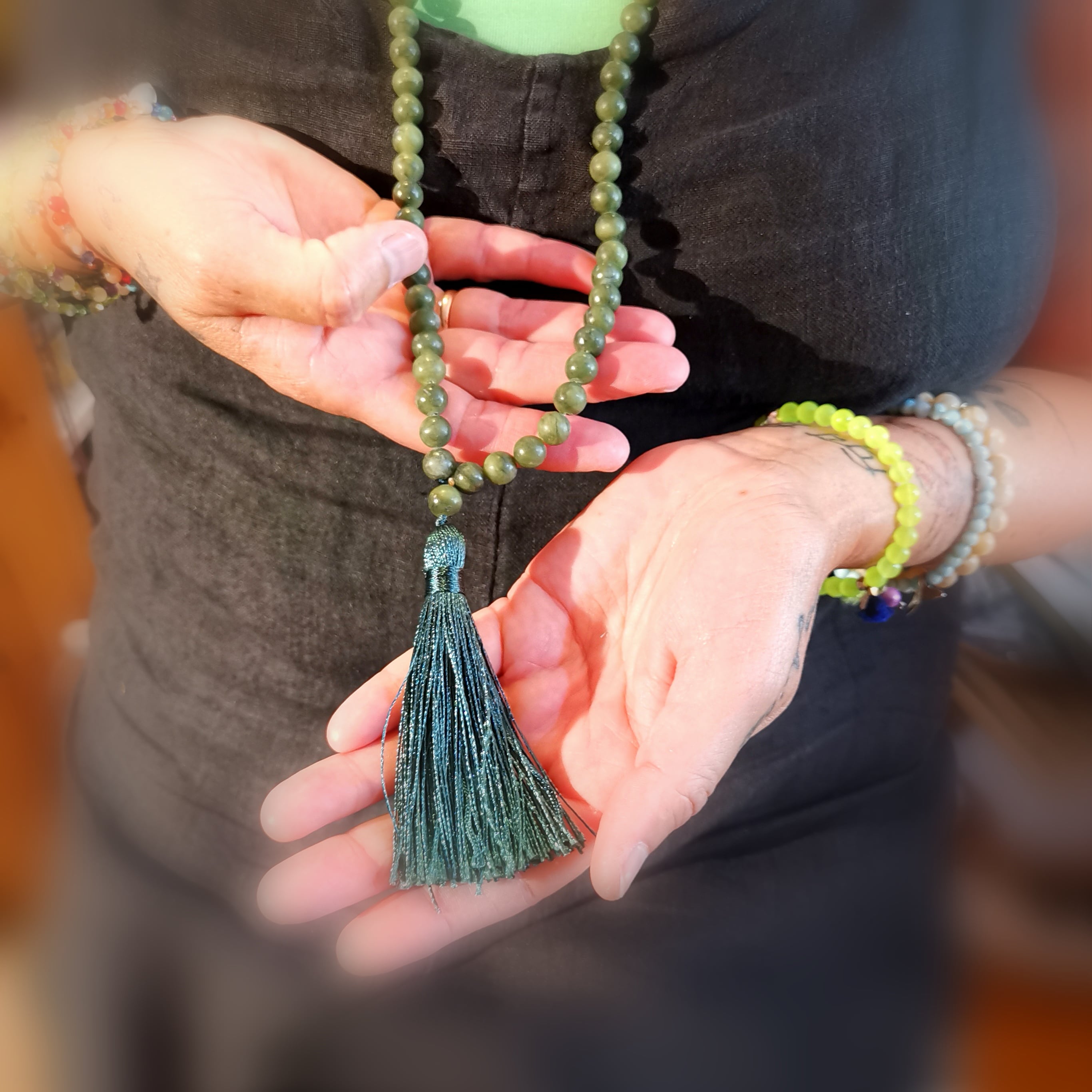 Xinyi Jade Heilstein Edelstein Mala XL, grün - Gebetskette mit langer Quaste, Weisheit - Gleichgewicht - Harmonie